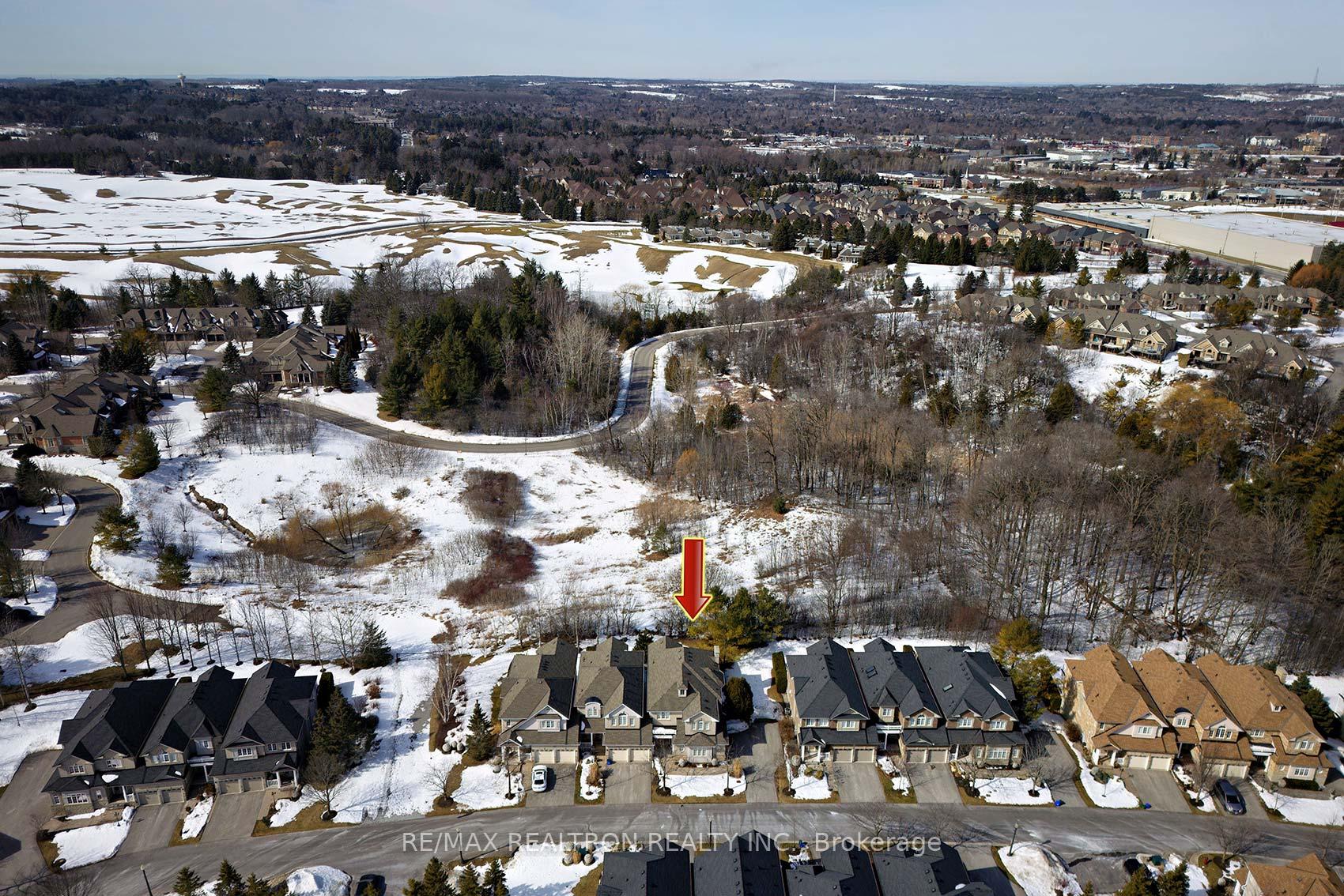 Photo 4 of 84 Stonecliffe Crescent, Aurora, Aurora Estates — HOMEH