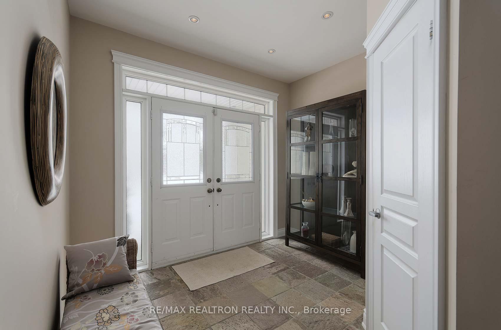 Photo 5 of 84 Stonecliffe Crescent, Aurora, Aurora Estates — HOMEH