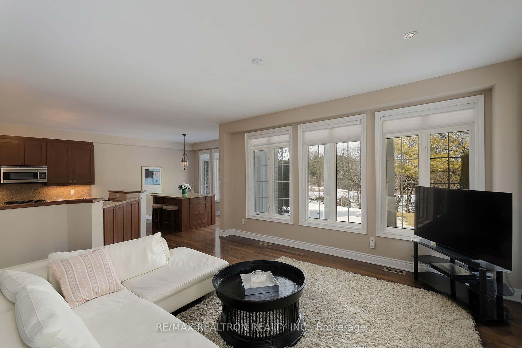 Photo 6 of 84 Stonecliffe Crescent, Aurora, Aurora Estates — HOMEH