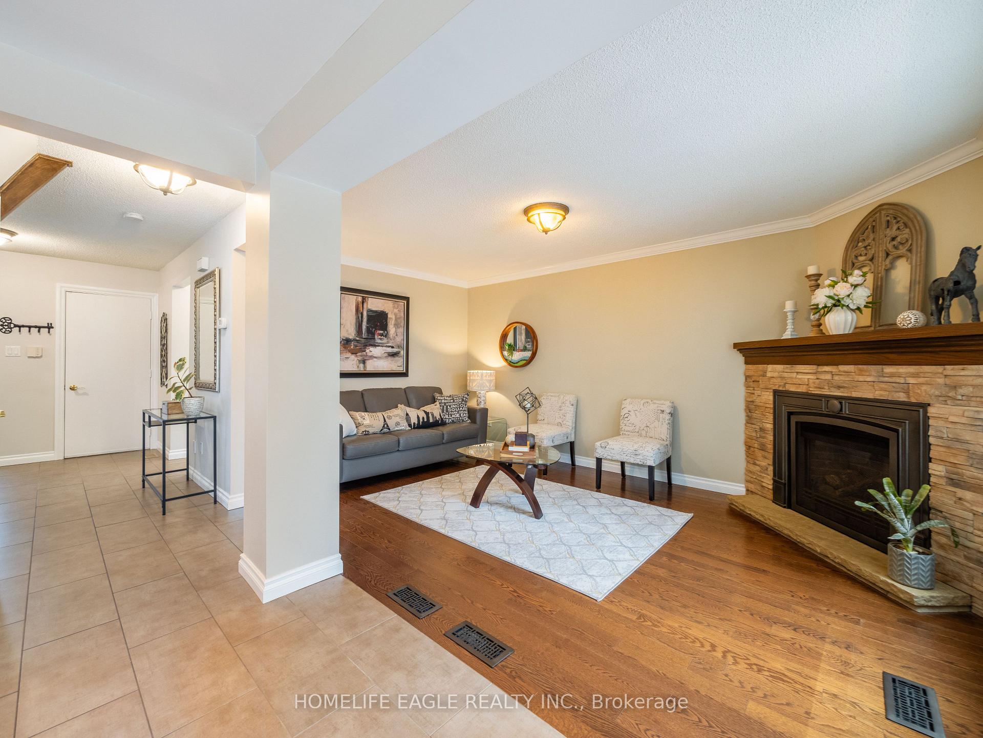Photo 3 of 38 Moffat Crescent, Aurora, Aurora Heights — HOMEH