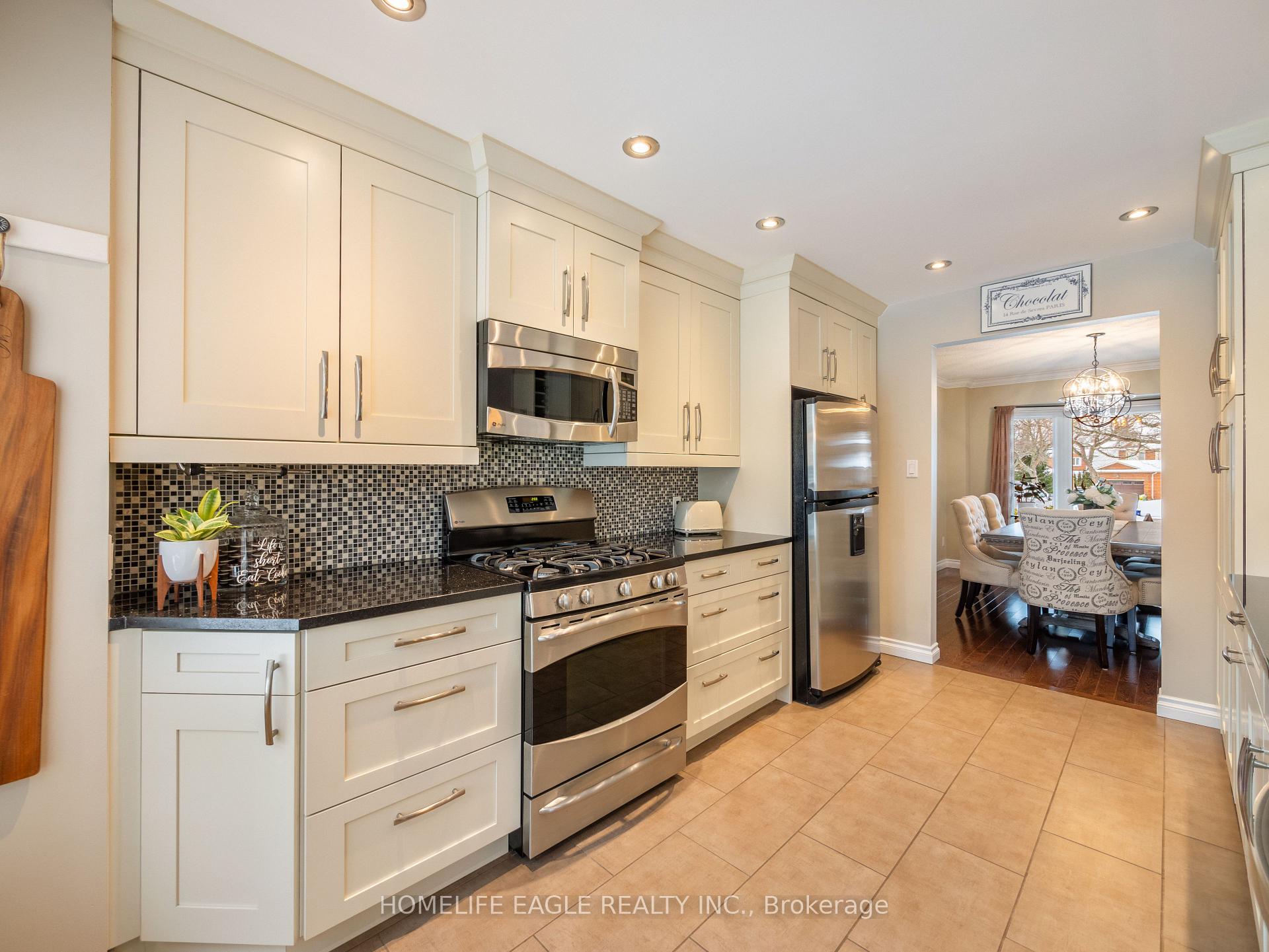 Photo 7 of 38 Moffat Crescent, Aurora, Aurora Heights — HOMEH