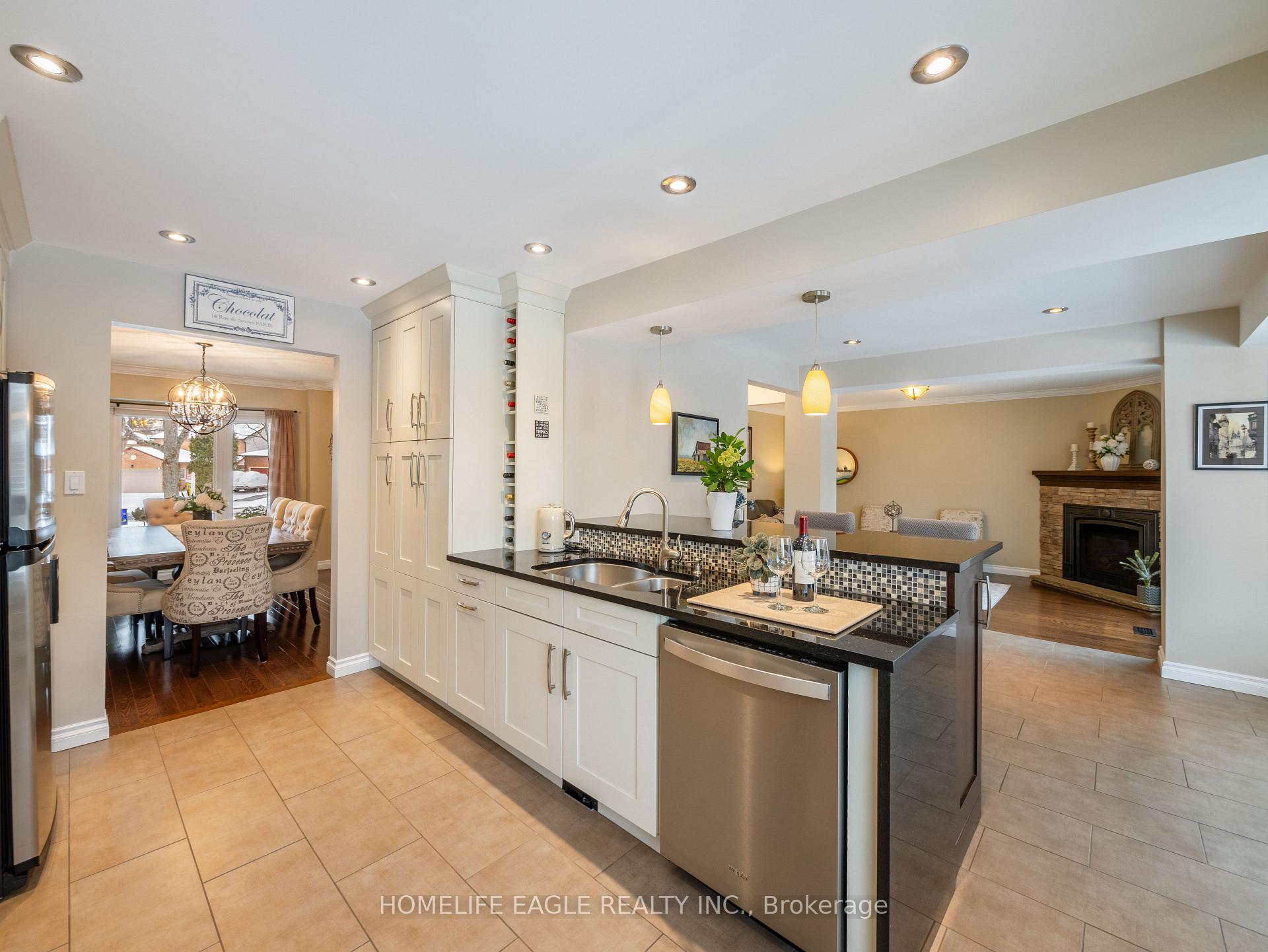 Photo 8 of 38 Moffat Crescent, Aurora, Aurora Heights — HOMEH