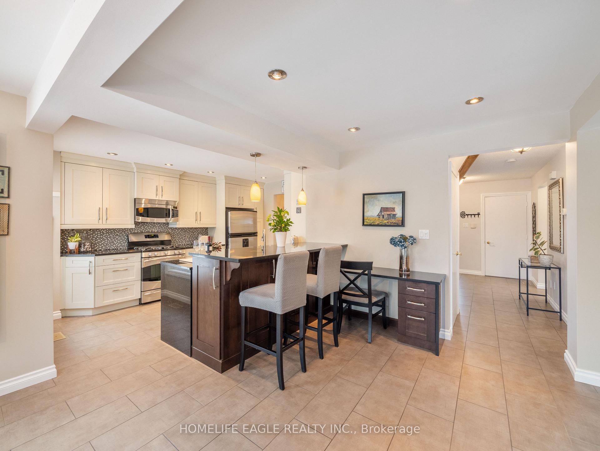 Photo 9 of 38 Moffat Crescent, Aurora, Aurora Heights — HOMEH