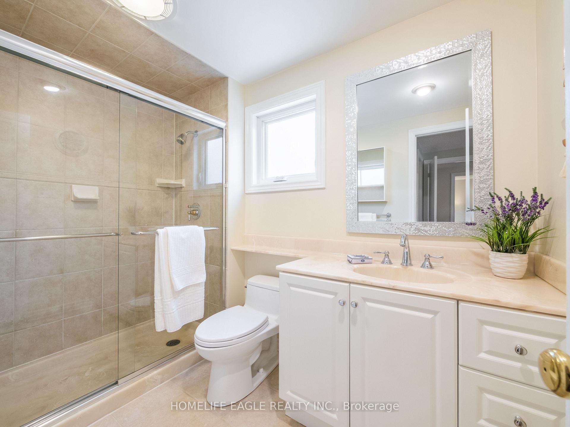 Photo 13 of 38 Moffat Crescent, Aurora, Aurora Heights — HOMEH
