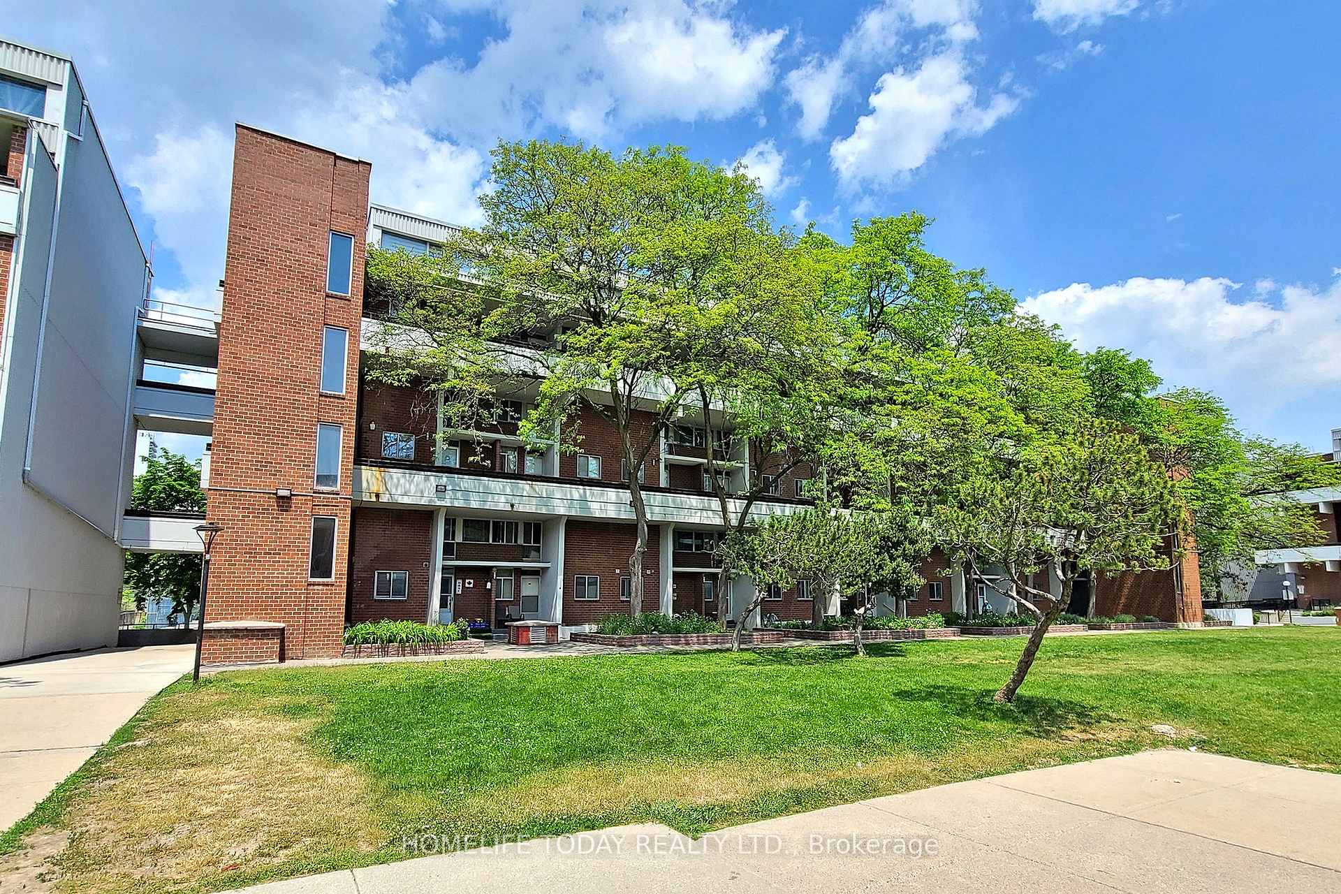 Photo 3 of Unit 301, 155 Leeward Glenway, Toronto, Flemingdon Park — HOMEH