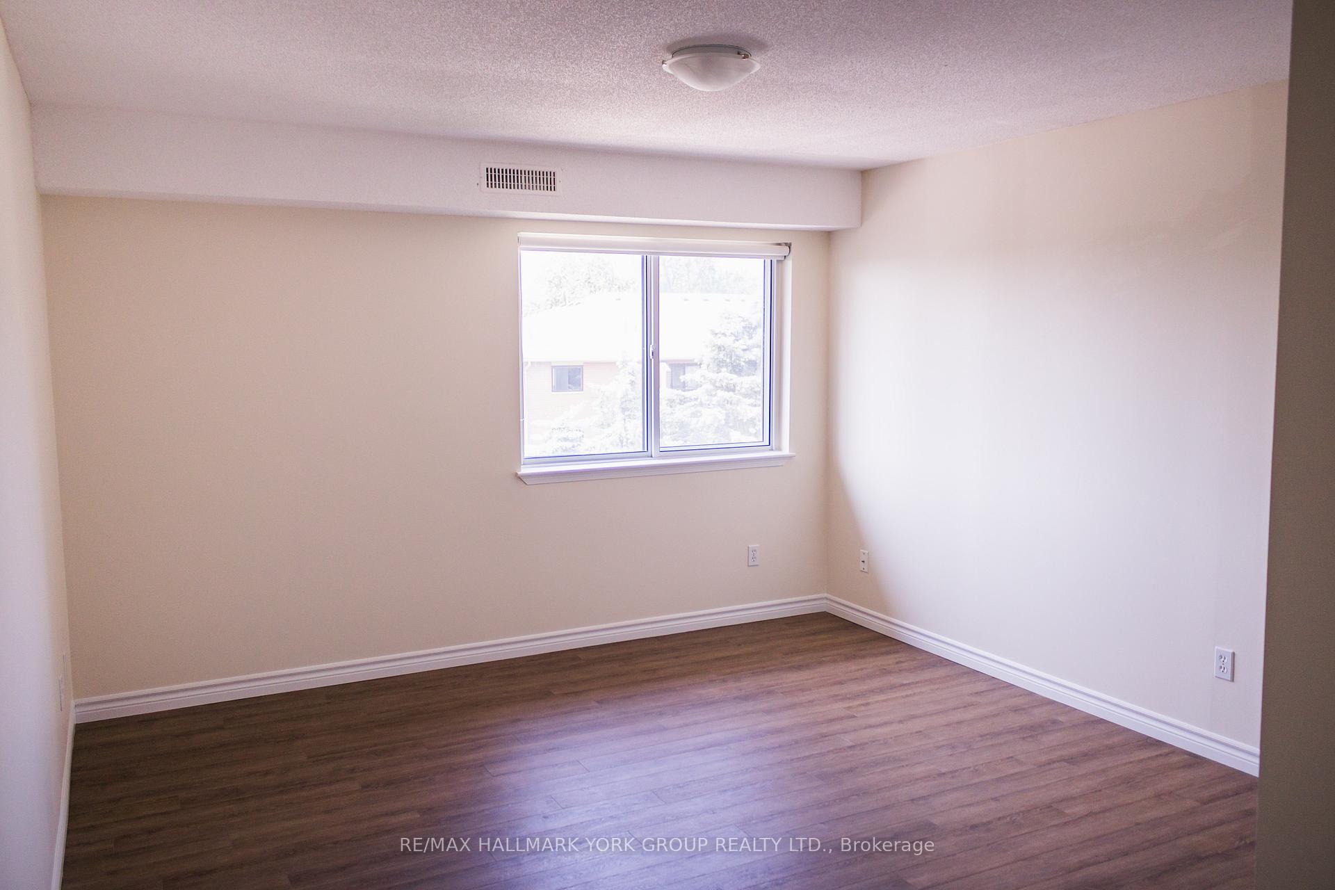 Photo 10 of Unit 401, 143 Edgehill Drive, Barrie, Letitia Heights — HOMEH