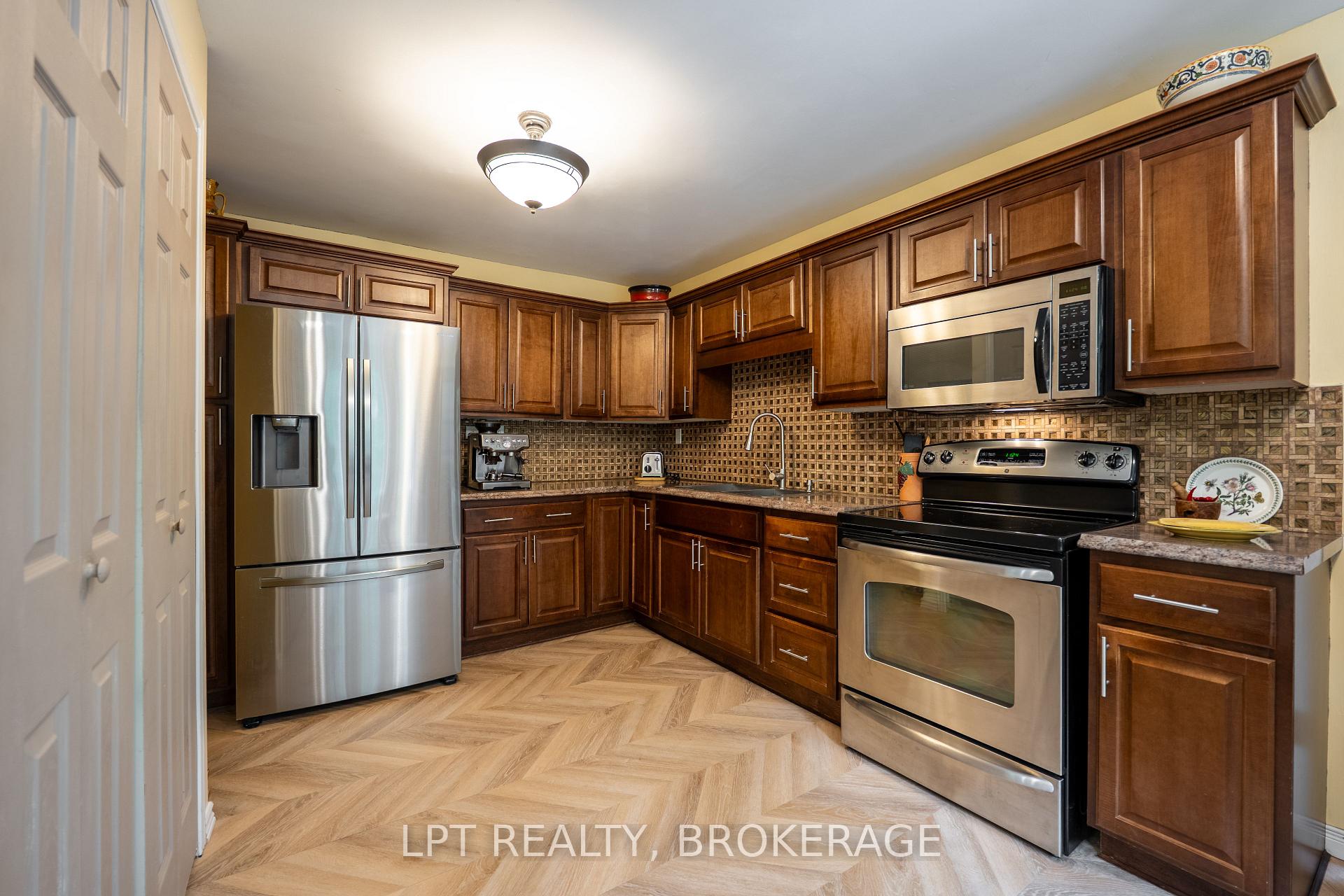Photo 13 of 331 Maple Grove Lane, Frontenac, Frontenac South — HOMEH
