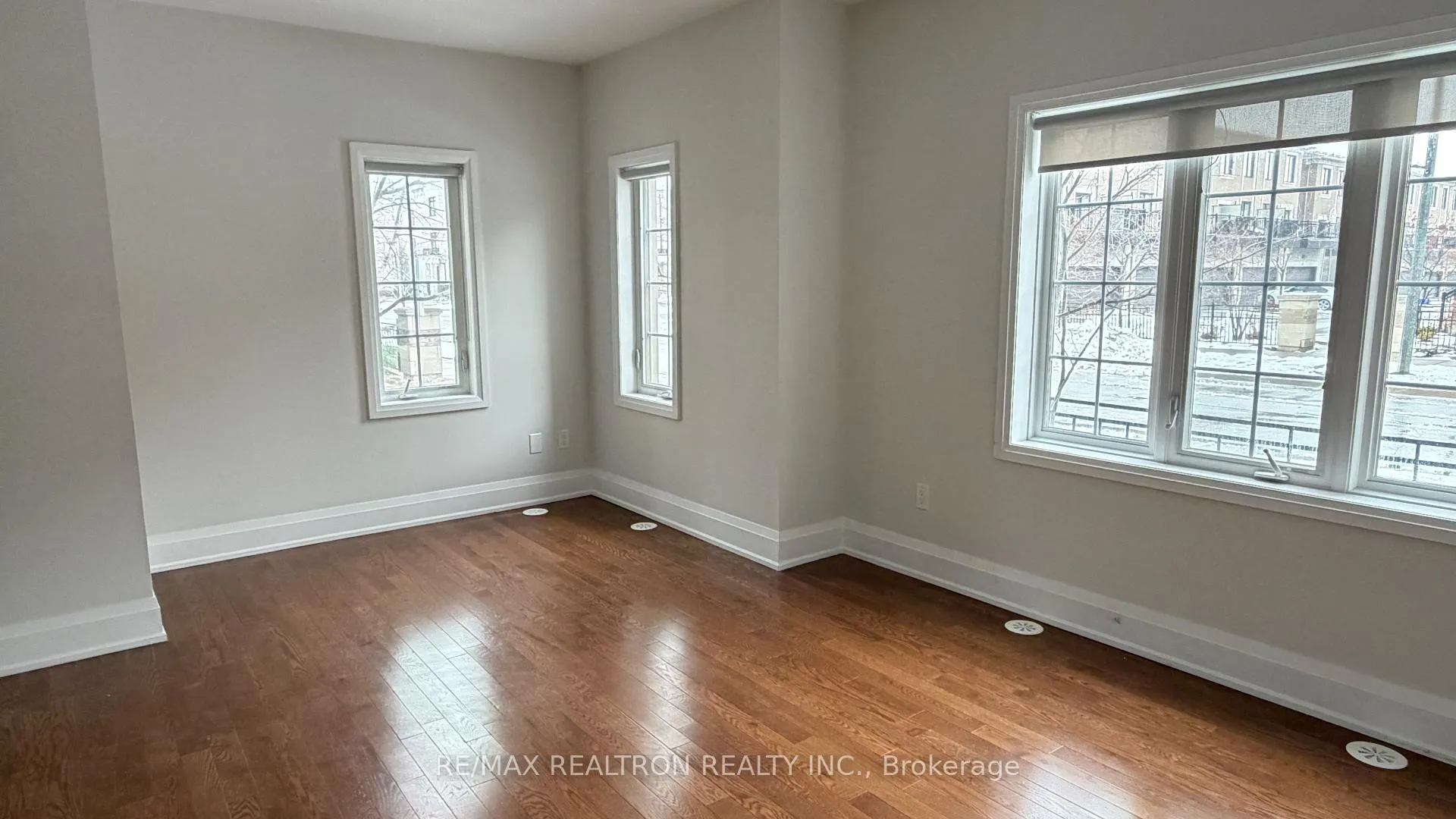 Photo 3 of 10 Mildred Temple Way, Markham, Unionville — HOMEH