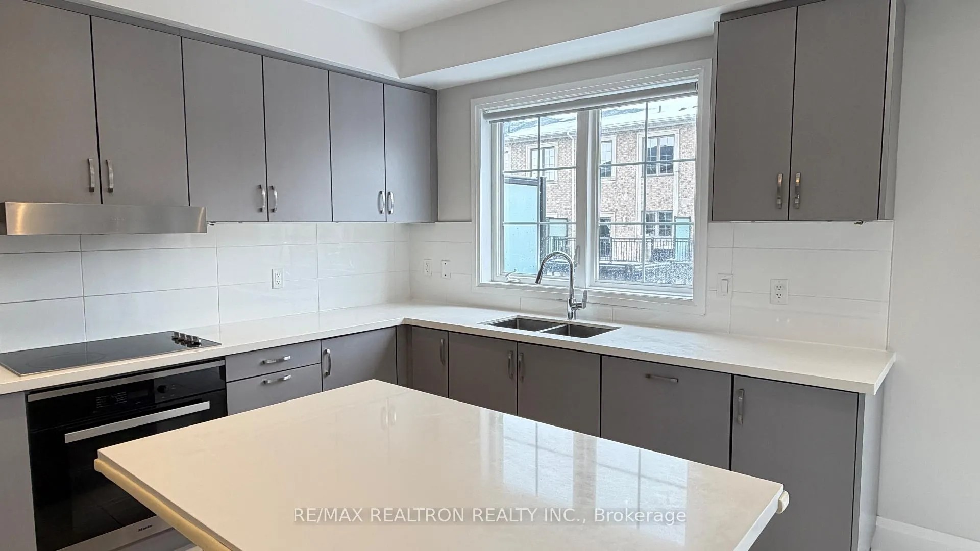Photo 6 of 10 Mildred Temple Way, Markham, Unionville — HOMEH