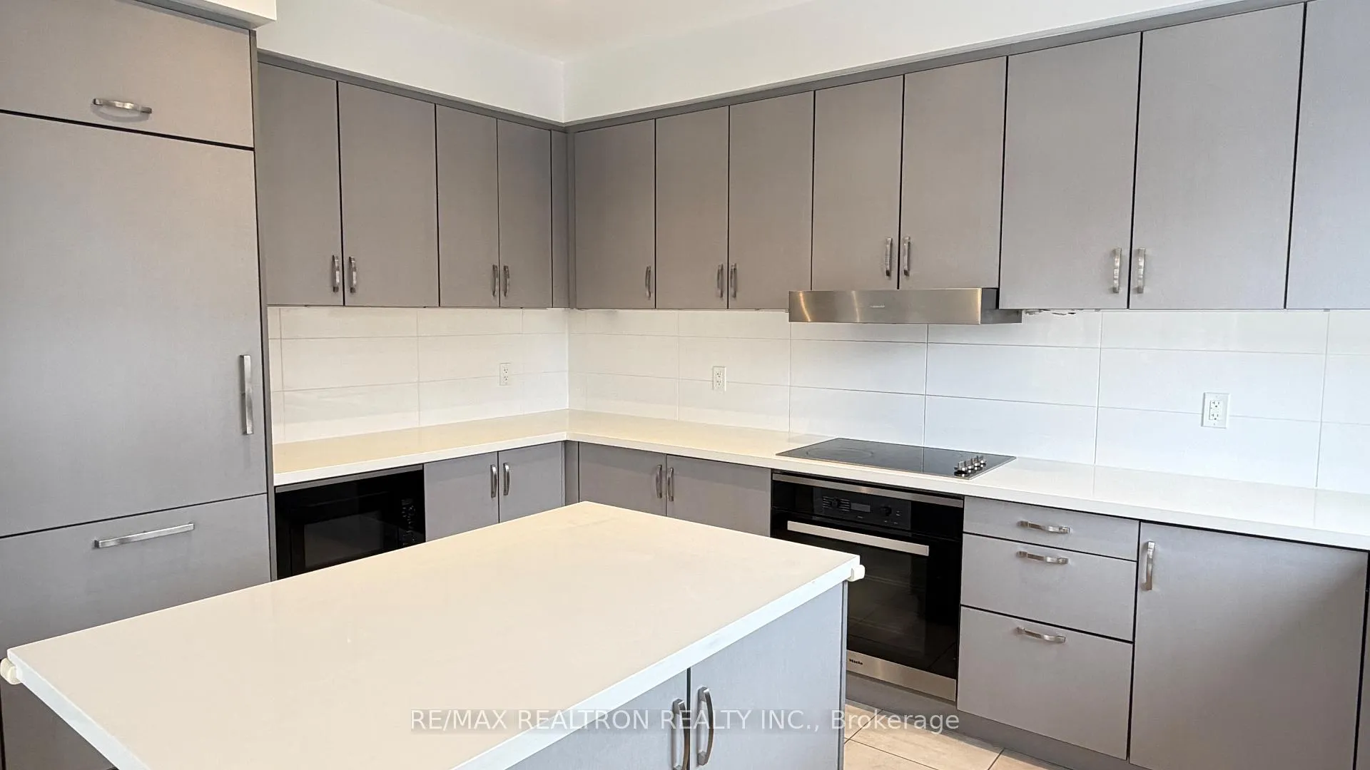 Photo 7 of 10 Mildred Temple Way, Markham, Unionville — HOMEH