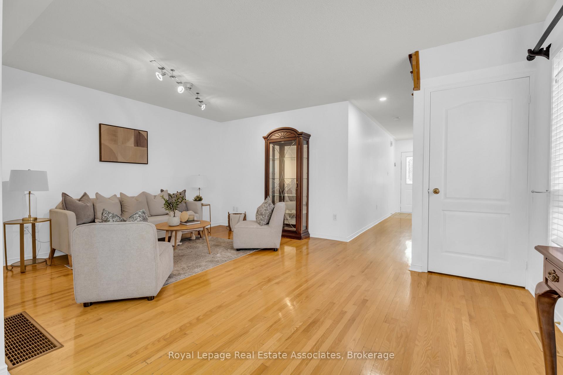Photo 9 of 69 Lonestar Crescent, Brampton, Fletcher's Meadow — HOMEH