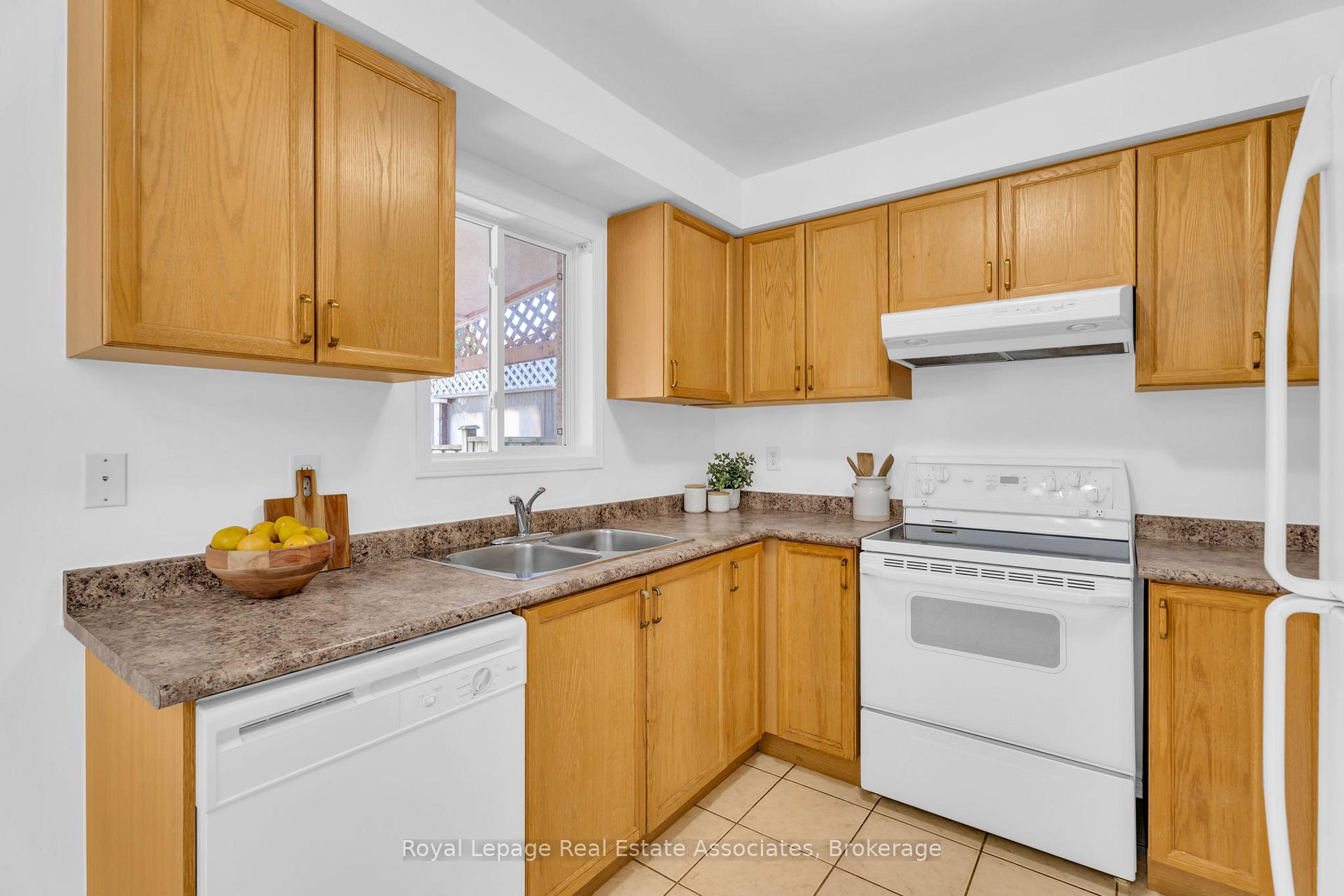Photo 15 of 69 Lonestar Crescent, Brampton, Fletcher's Meadow — HOMEH