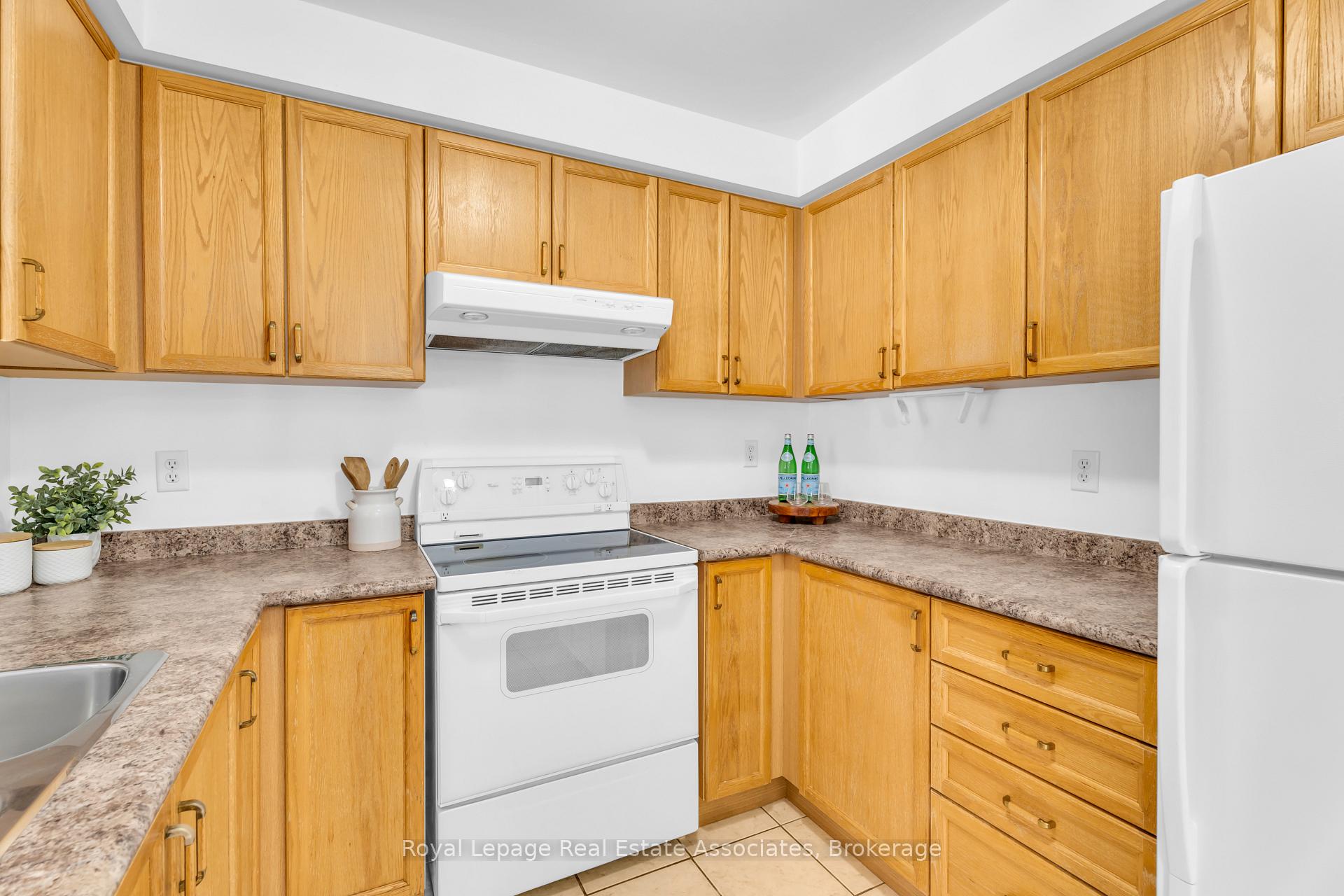 Photo 16 of 69 Lonestar Crescent, Brampton, Fletcher's Meadow — HOMEH