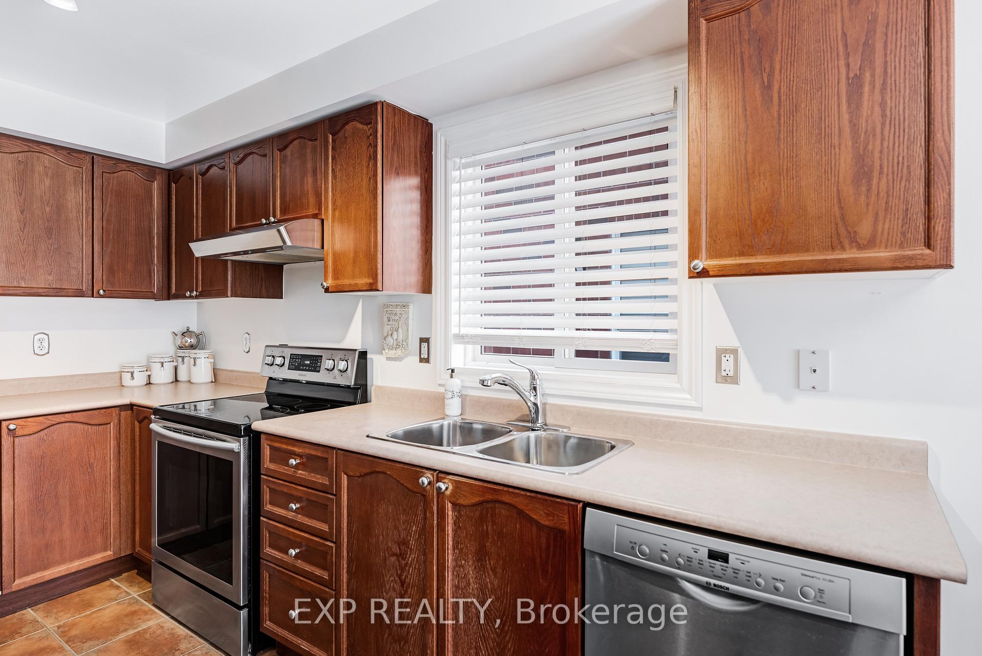 Photo 9 of 58 Collis Drive, Aurora, Bayview Northeast — HOMEH