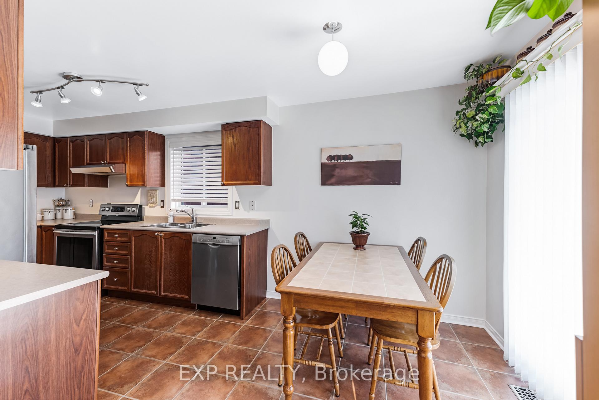 Photo 12 of 58 Collis Drive, Aurora, Bayview Northeast — HOMEH