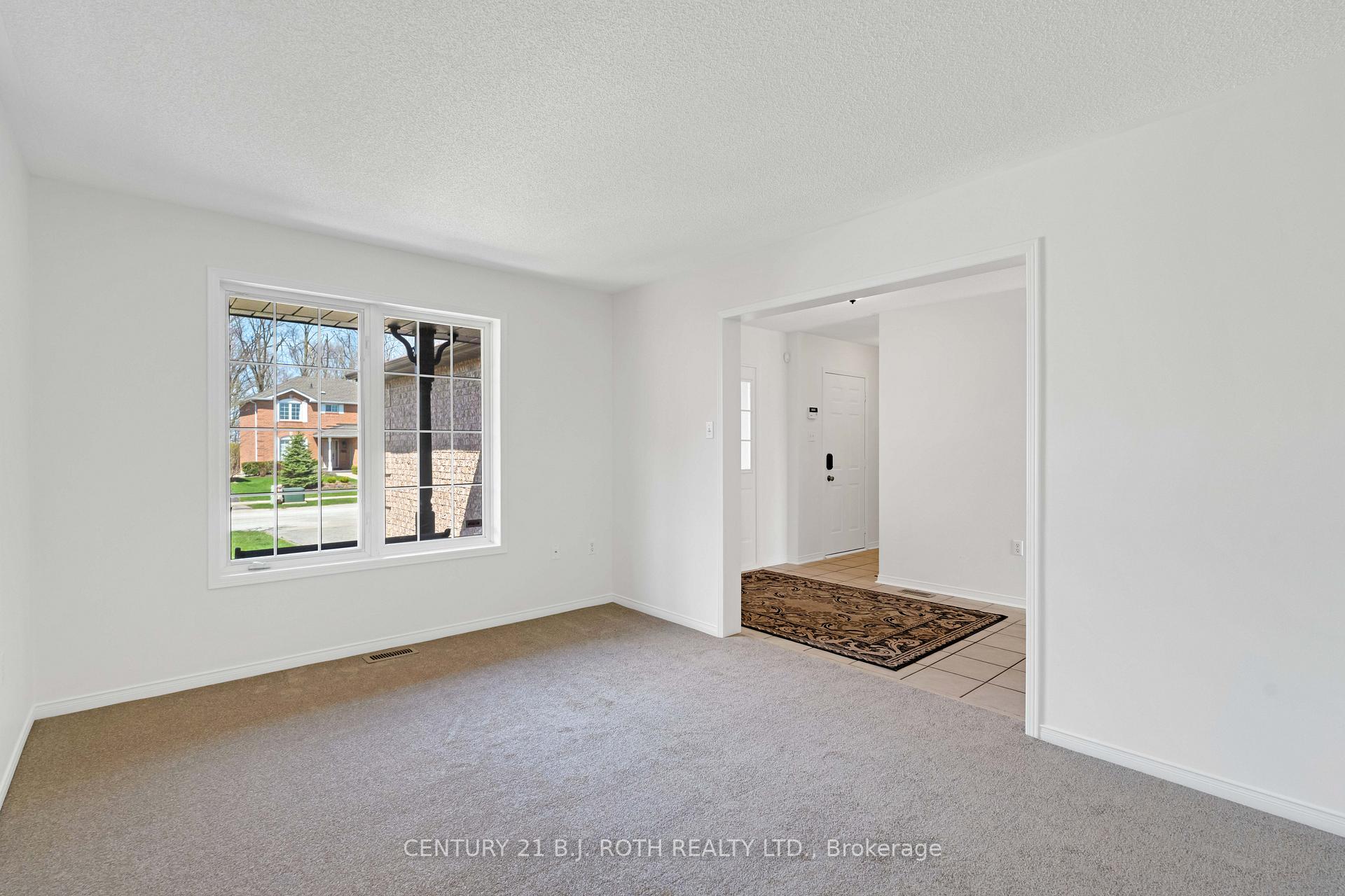 Photo 8 of 165 Taylor Drive, Barrie, Bayshore — HOMEH