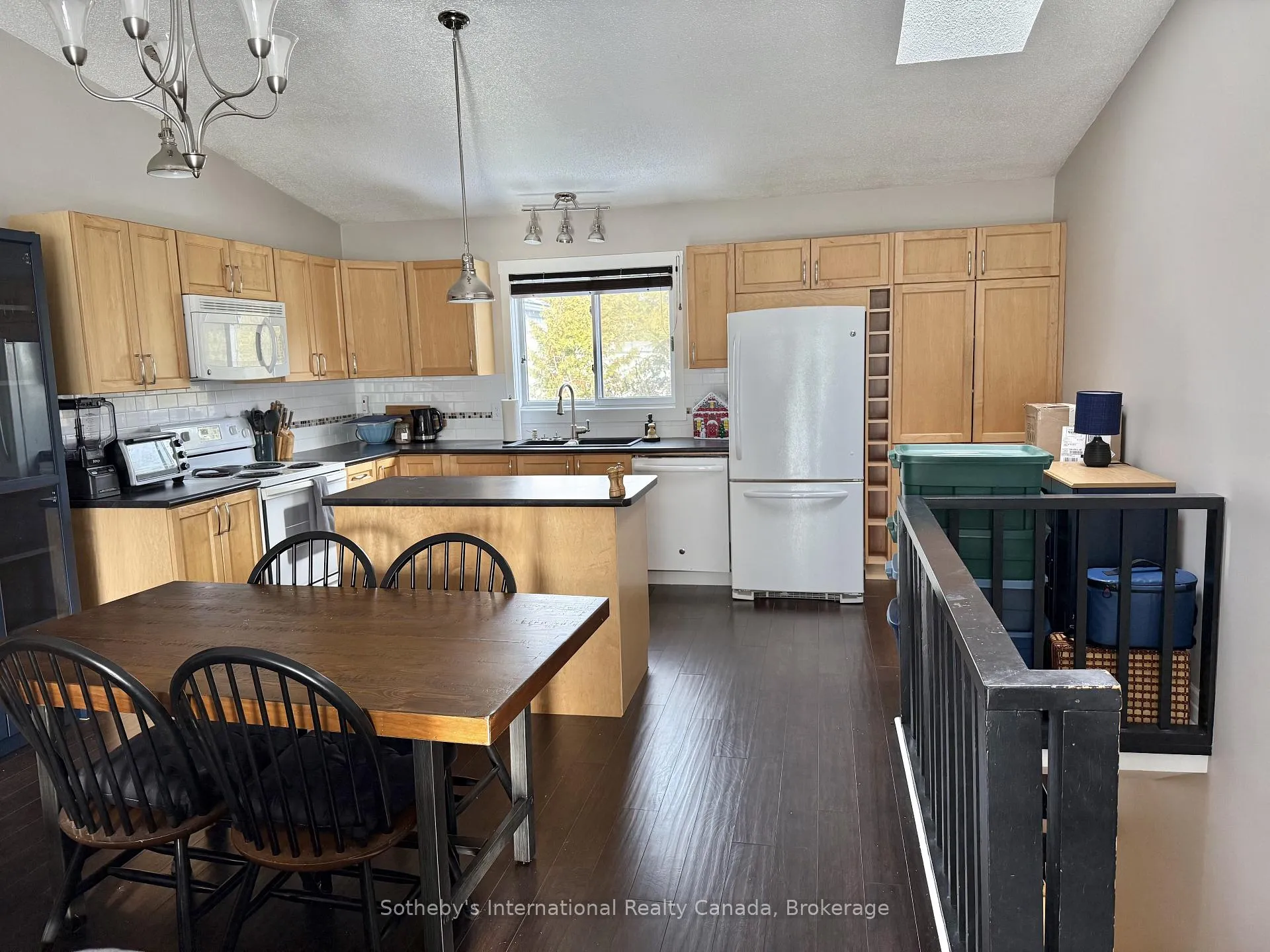 Photo 9 of 439 Oxbow Crescent, Collingwood — HOMEH