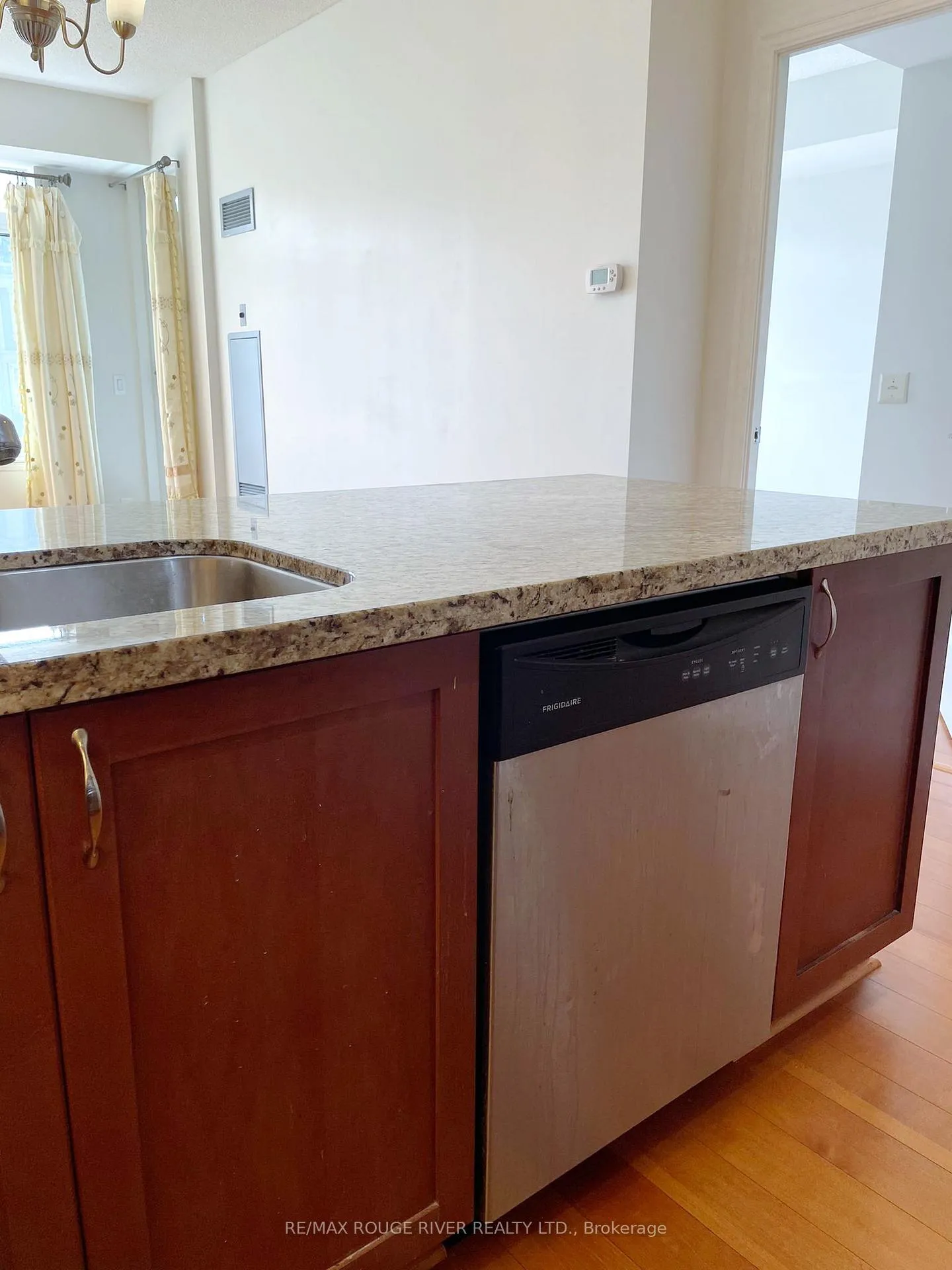 Photo 5 of Unit 319, 111 Upper Duke Crescent, Markham, Unionville — HOMEH