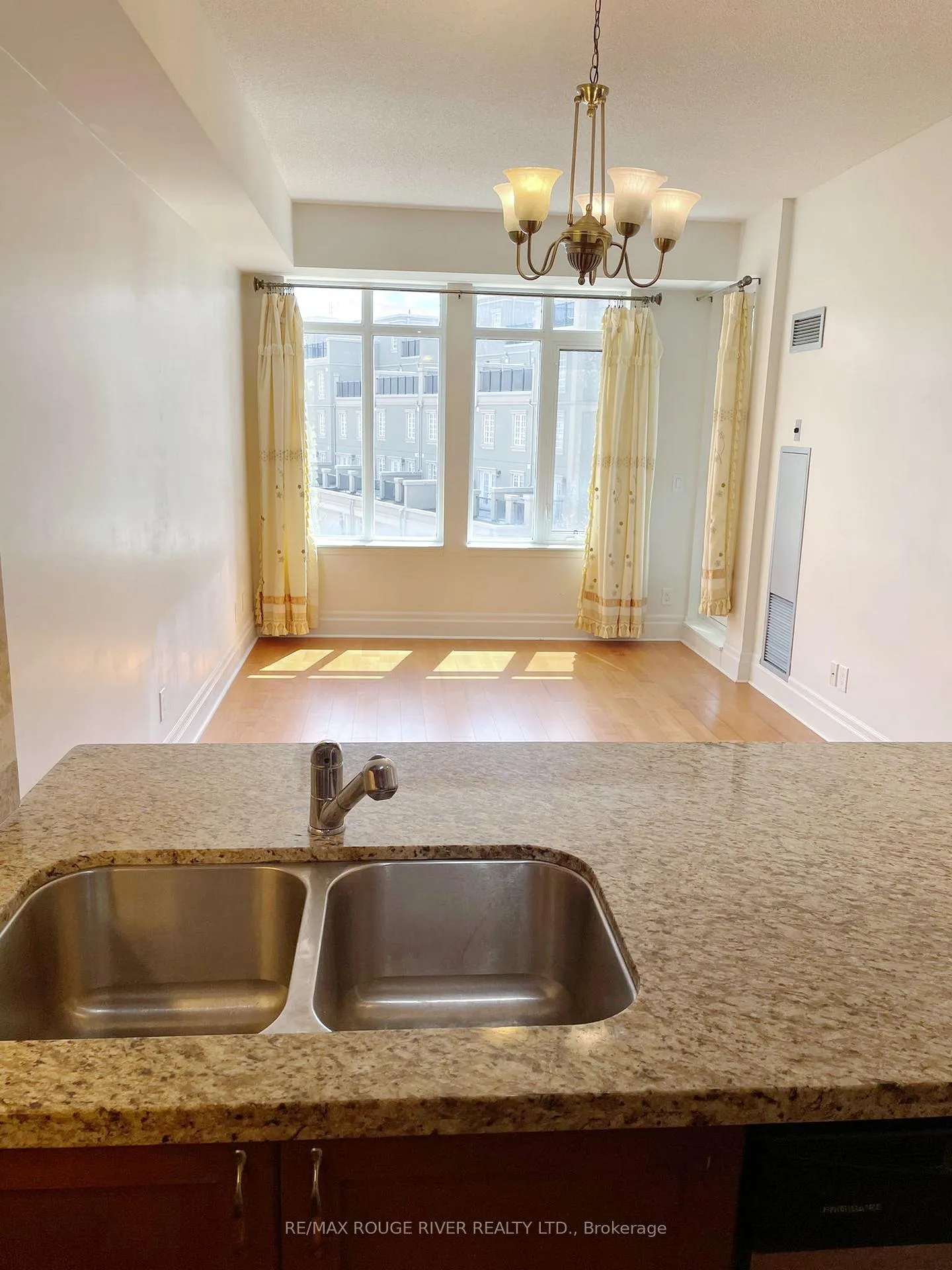 Photo 6 of Unit 319, 111 Upper Duke Crescent, Markham, Unionville — HOMEH
