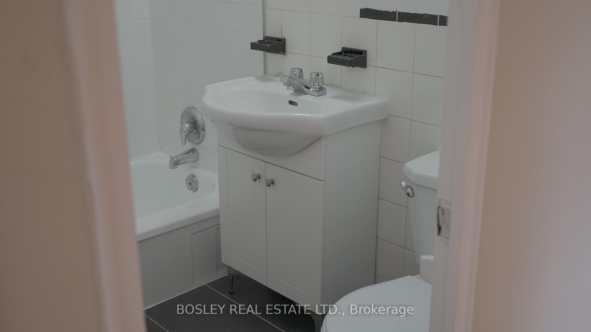 Photo 10 of Unit 406, 970 Eglinton Avenue E, Toronto, Leaside — HOMEH