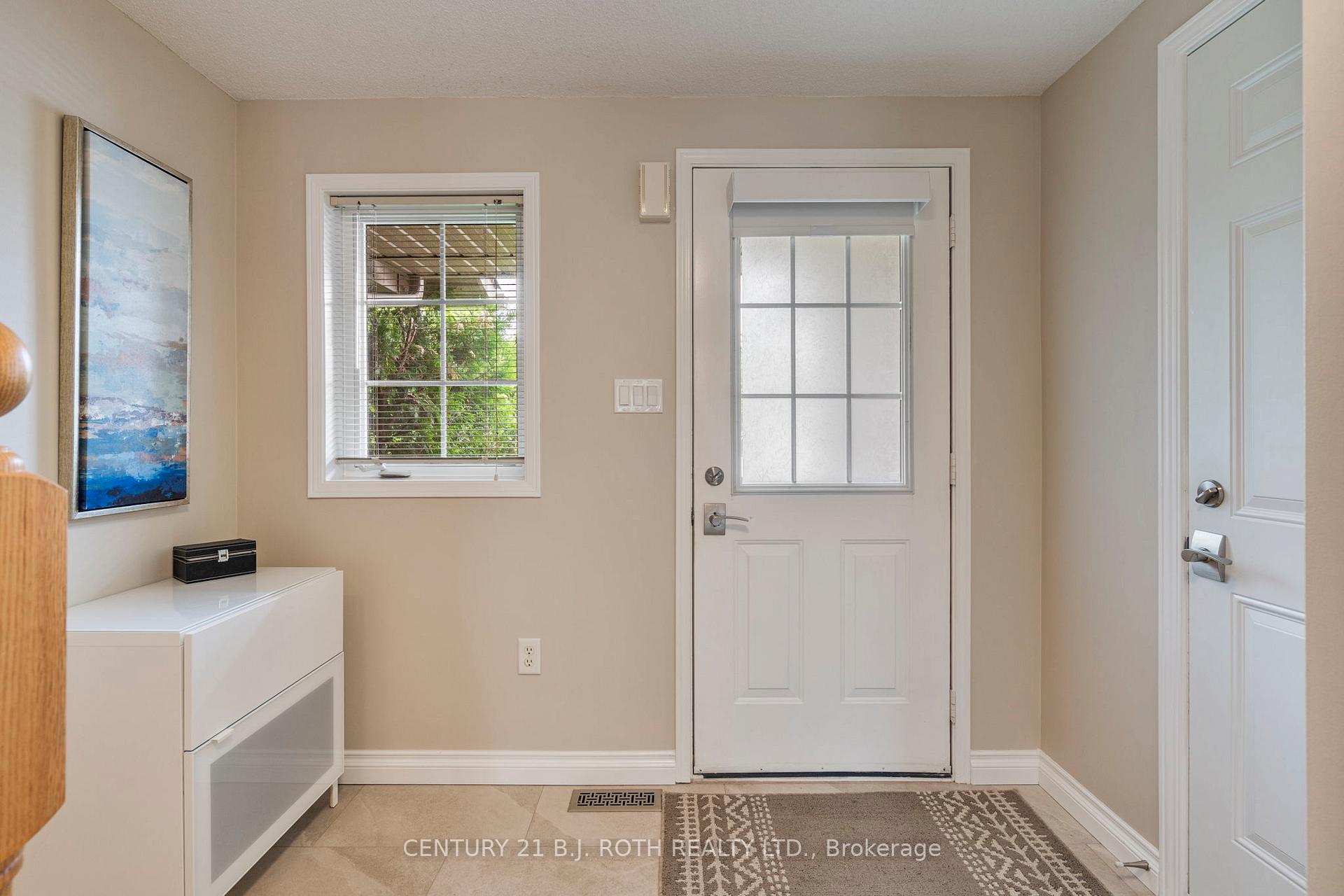 Photo 10 of 7 Lion's Gate Boulevard, Barrie, Little Lake — HOMEH