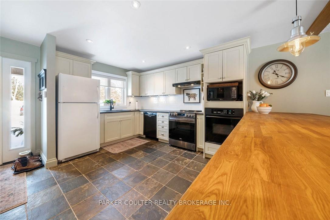 Photo 8 of Unit 2, 562 Oxbow Crescent, Collingwood — HOMEH