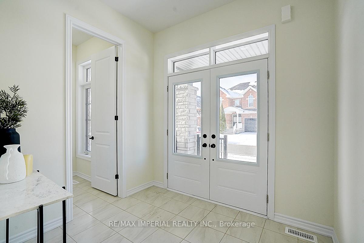 Photo 4 of 96 Weslock Crescent, Aurora, Bayview Northeast — HOMEH