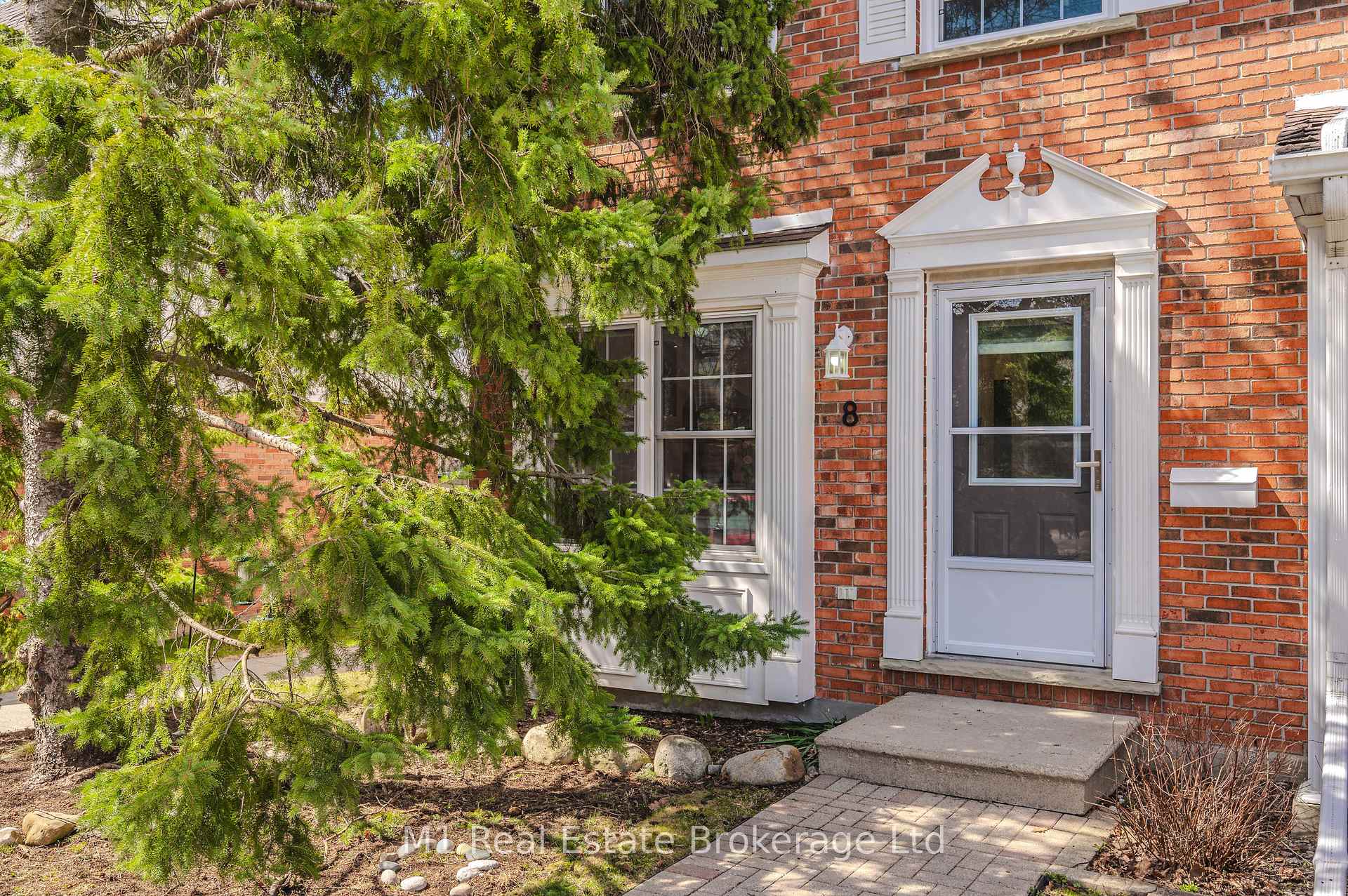 Front of Unit 8, 129 Victoria Road N