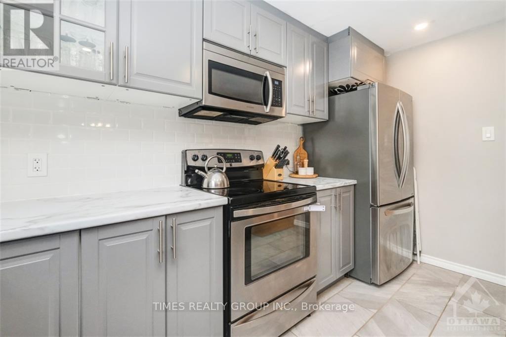 Photo 18 of 34 Burnett's Grove Circle, Ottawa, Barrhaven - Pheasant Run — HOMEH