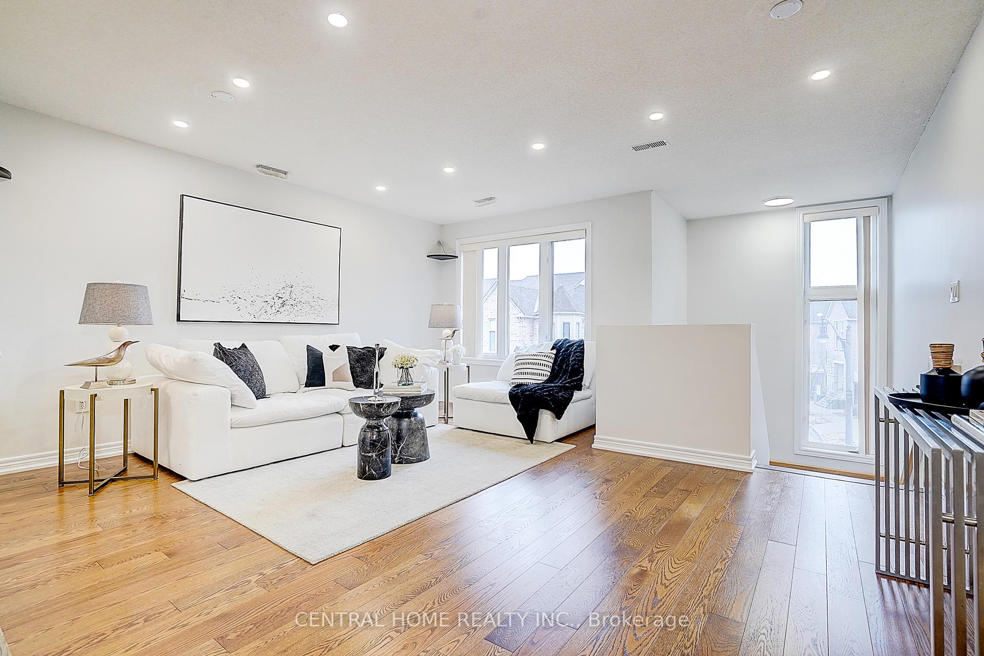 Photo 7 of Unit 302, 76 Aerodrome Crescent, Toronto, Leaside — HOMEH