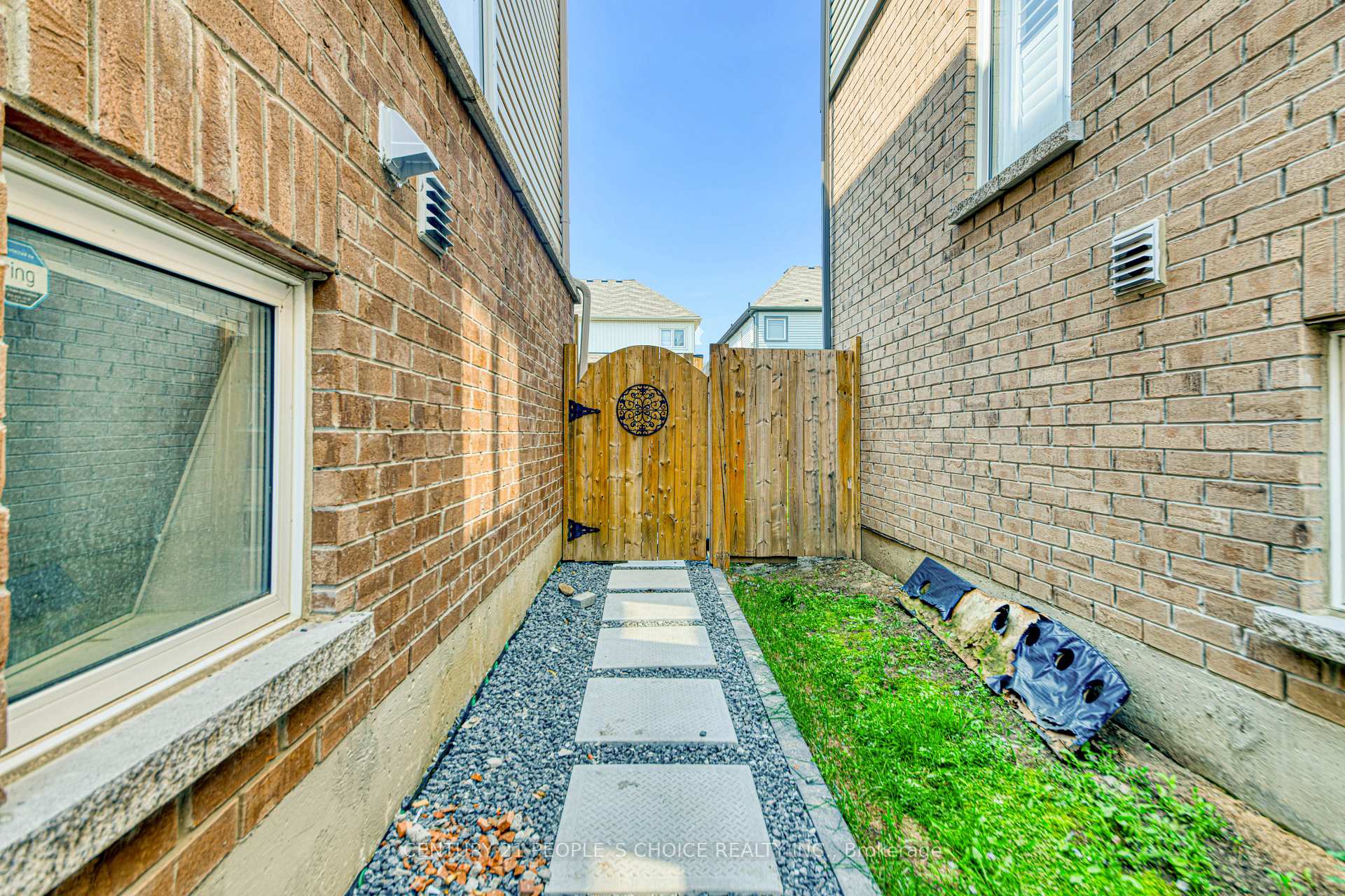 Photo 5 of 74 Henry Smith Avenue, Clarington, Bowmanville — HOMEH