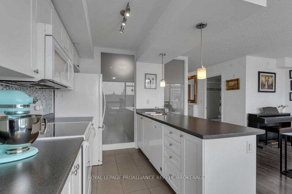 Photo 10 of Unit 701, 121 Queen Street, Kingston, East of Sir John A. Blvd — HOMEH