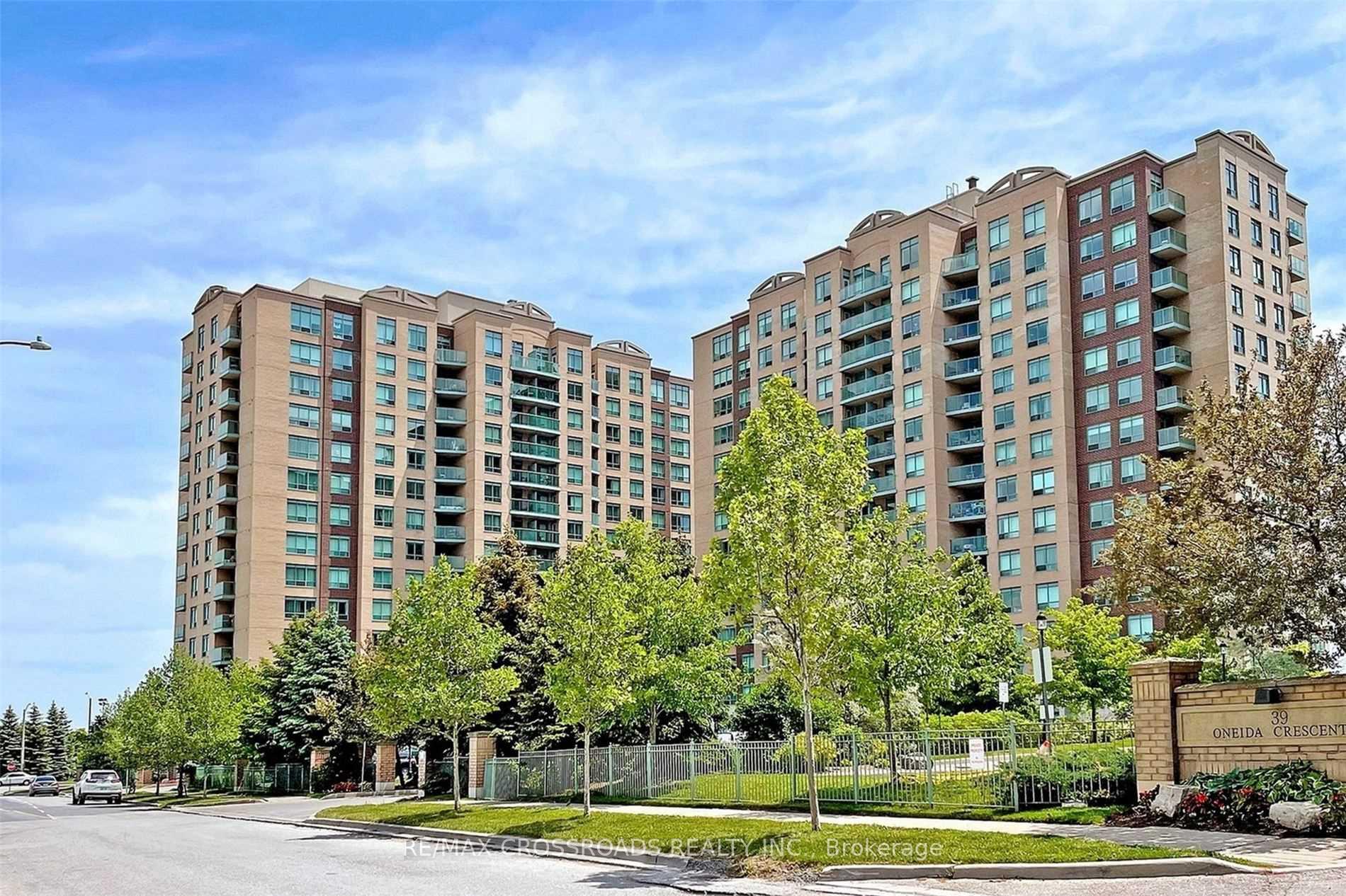 Front of Unit 801, 23 Oneida Crescent