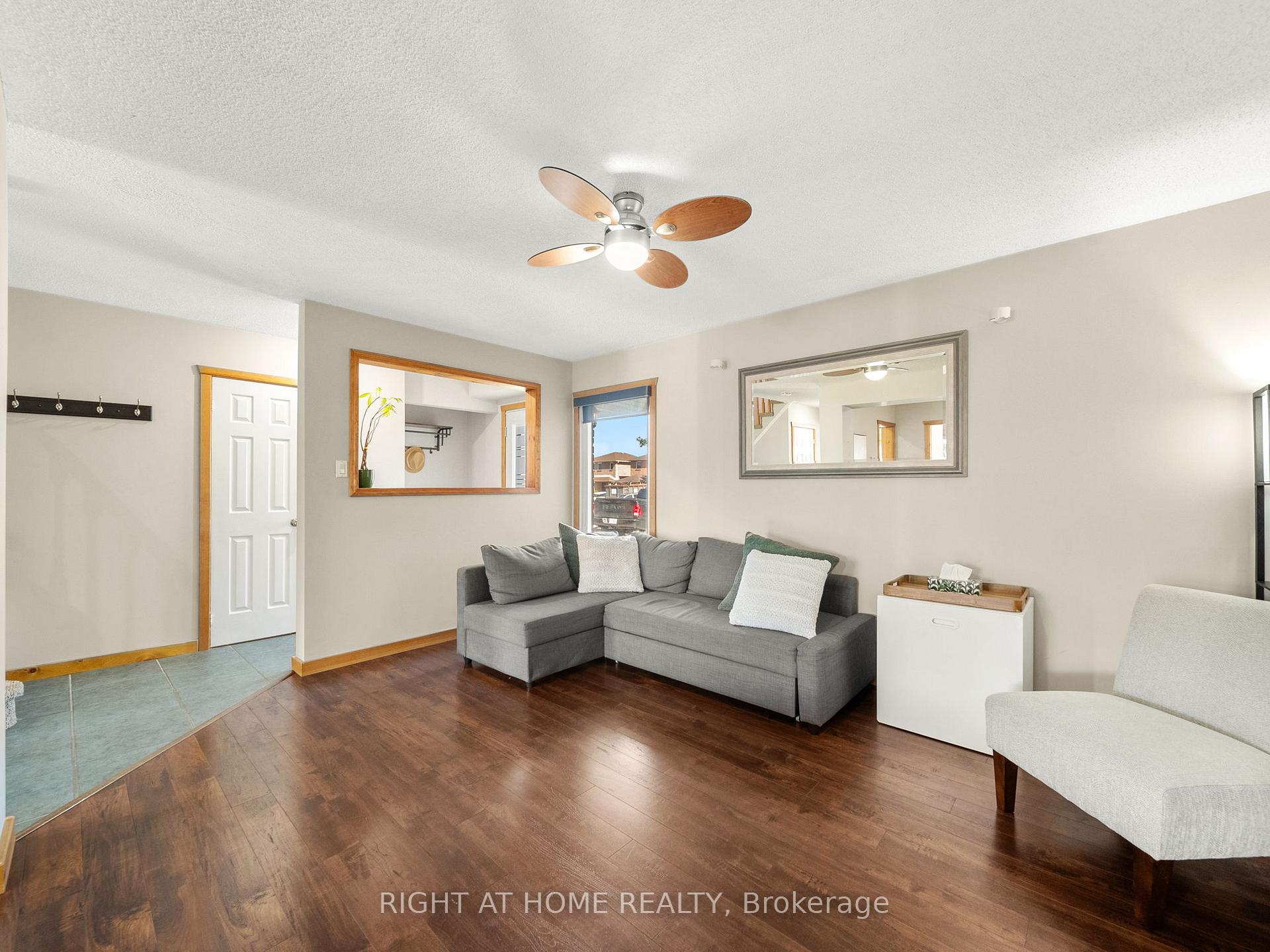 Photo 4 of 58 Delaney Crescent, Barrie, Northwest — HOMEH
