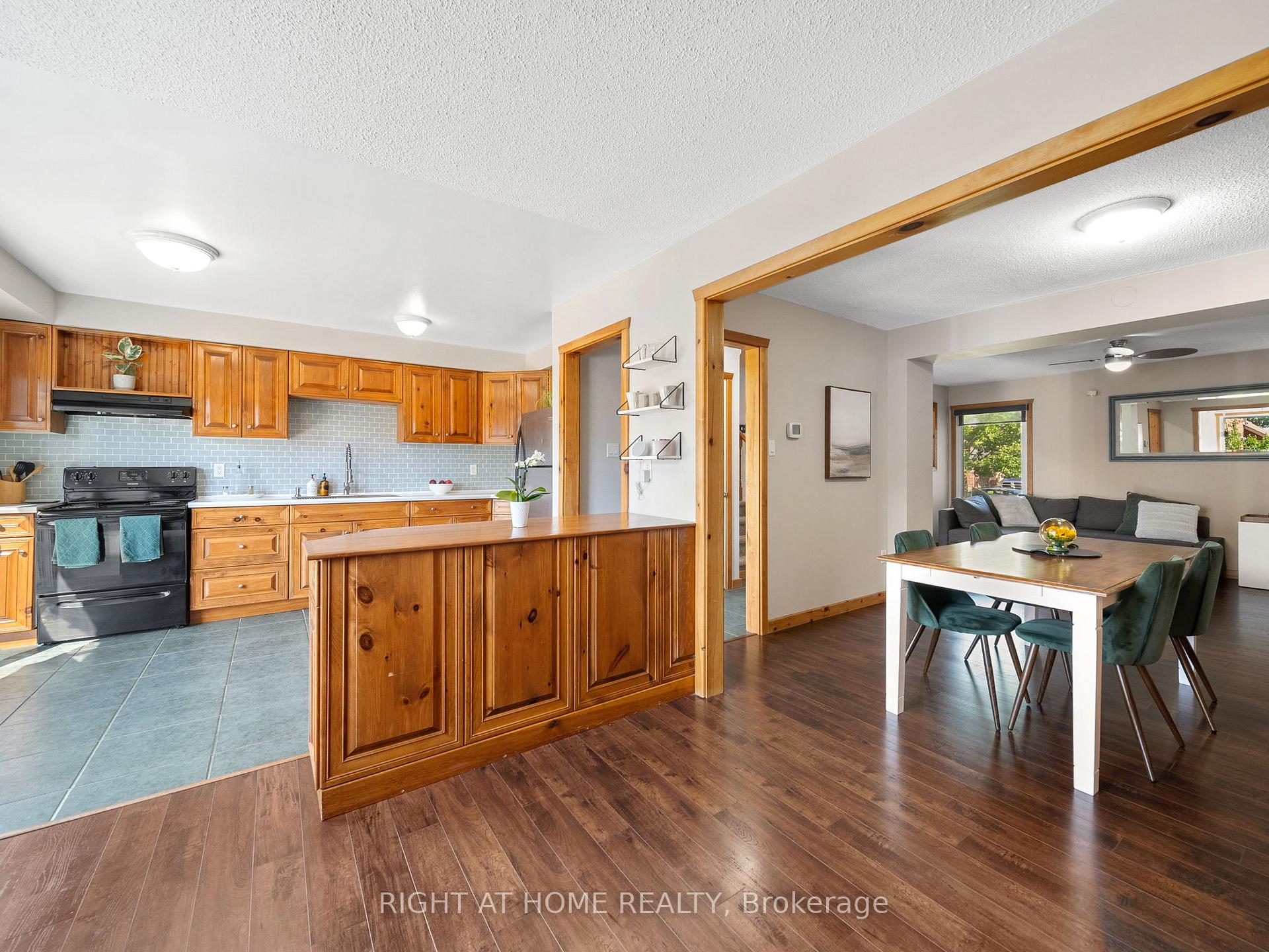 Photo 11 of 58 Delaney Crescent, Barrie, Northwest — HOMEH