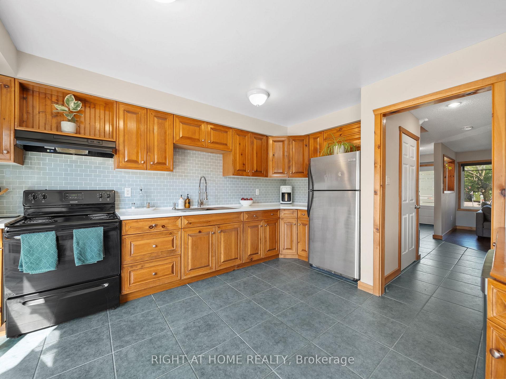 Photo 12 of 58 Delaney Crescent, Barrie, Northwest — HOMEH
