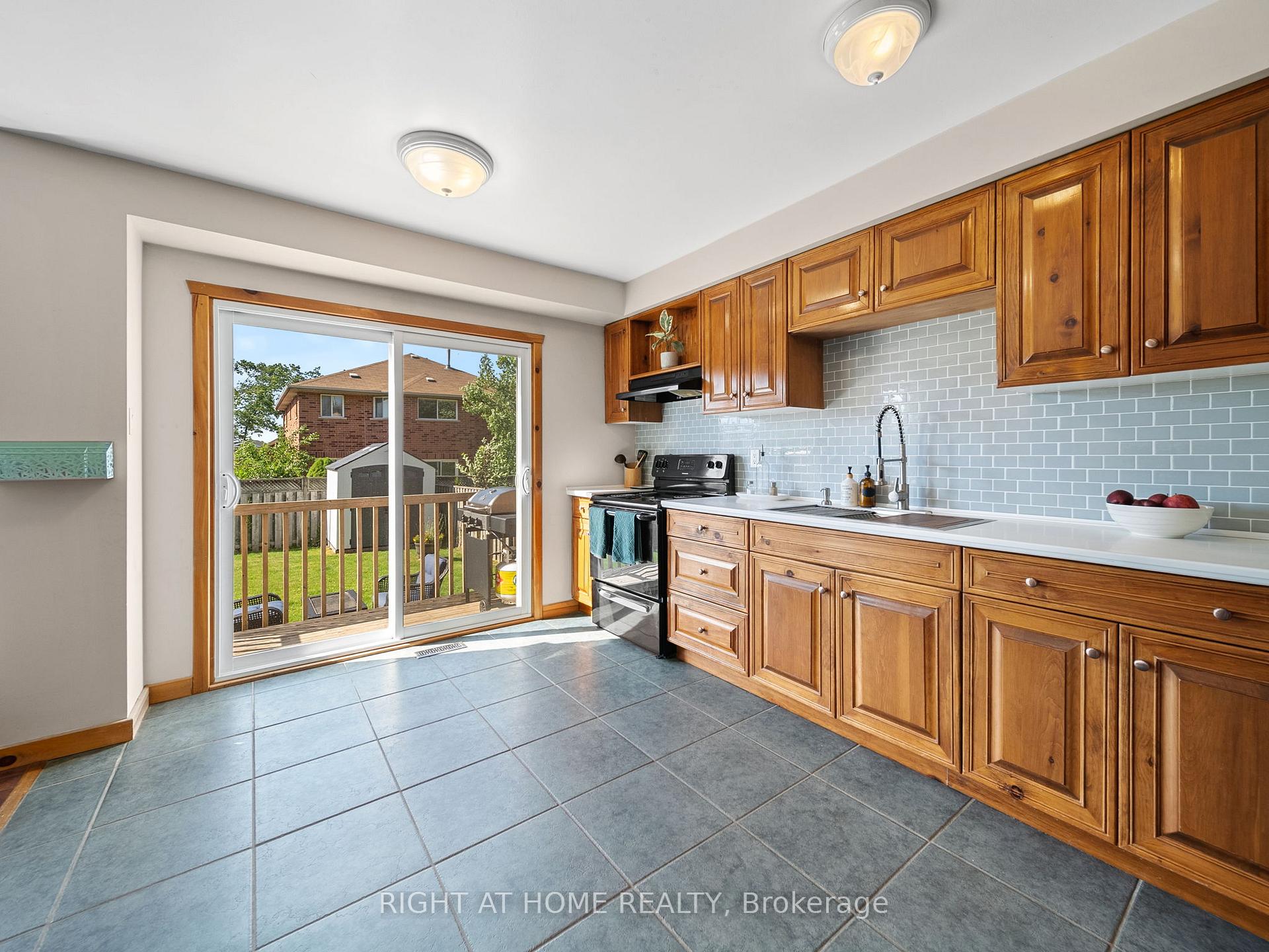 Photo 13 of 58 Delaney Crescent, Barrie, Northwest — HOMEH