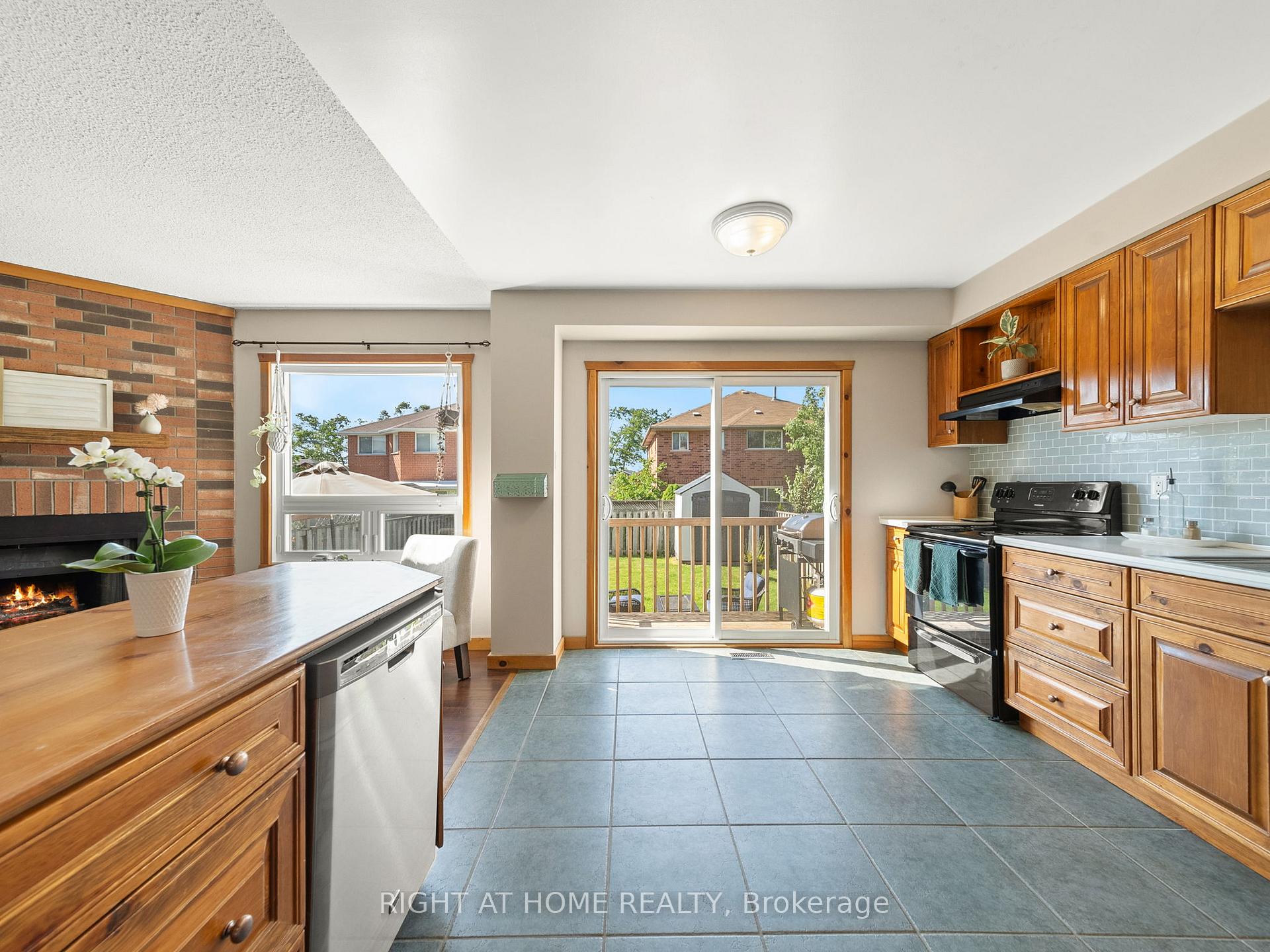 Photo 15 of 58 Delaney Crescent, Barrie, Northwest — HOMEH