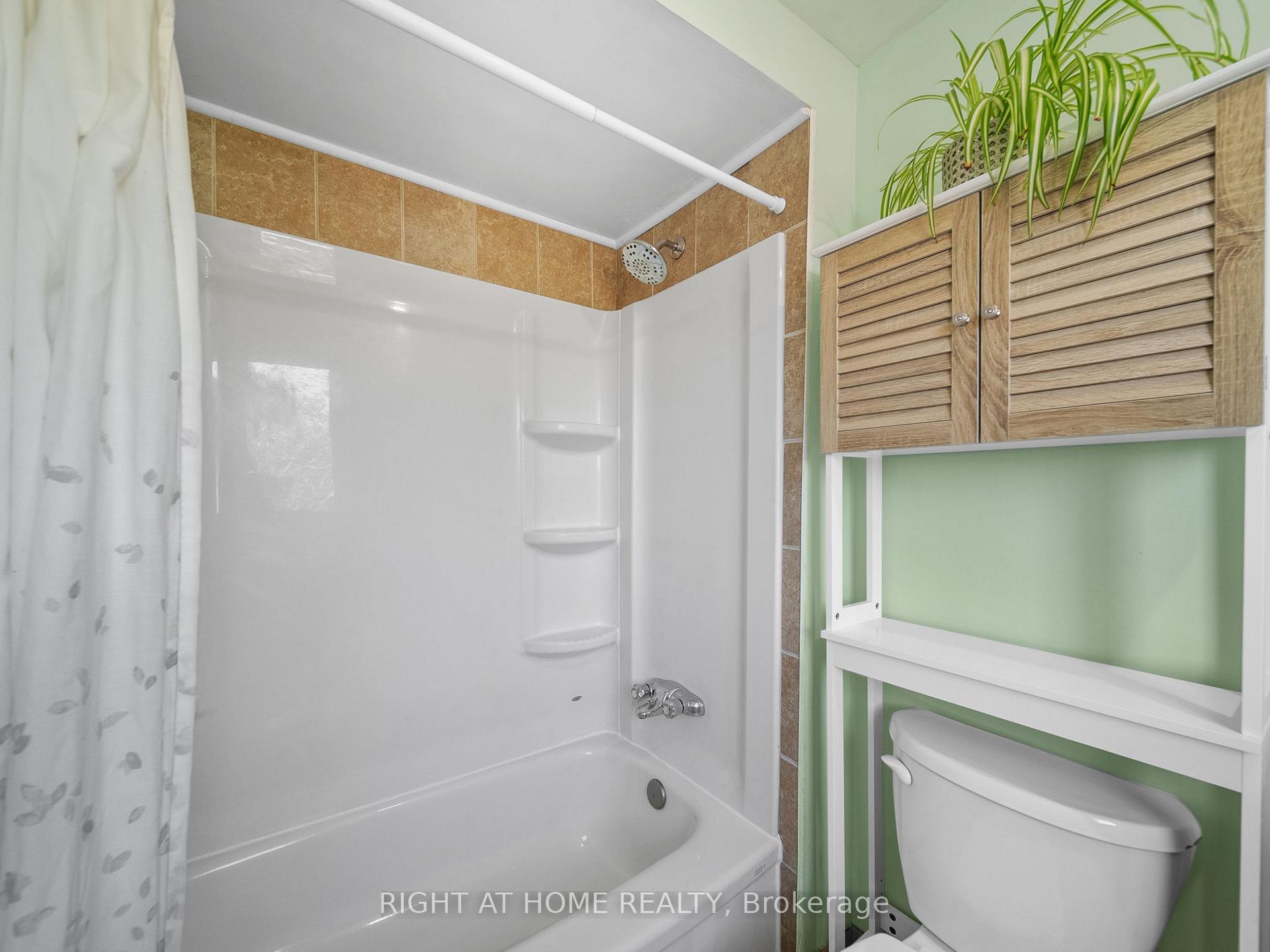 Photo 20 of 58 Delaney Crescent, Barrie, Northwest — HOMEH
