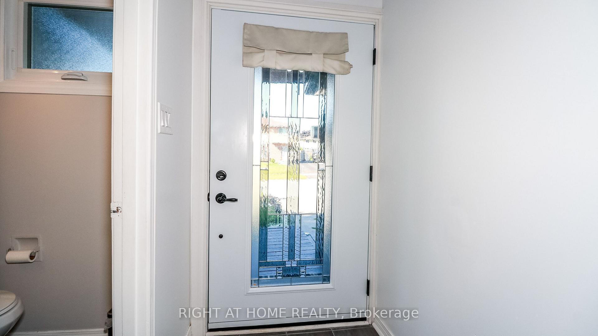 Photo 4 of 96 Chaucer Crescent, Barrie, Letitia Heights — HOMEH