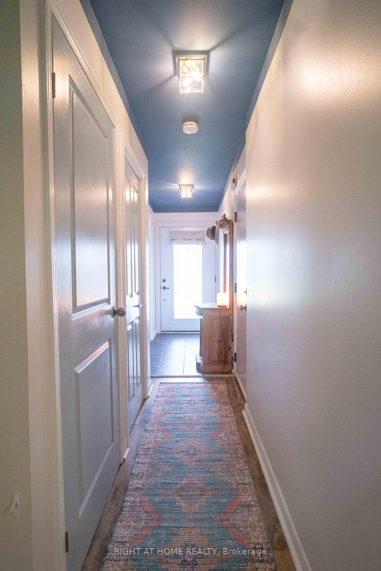 Photo 5 of 96 Chaucer Crescent, Barrie, Letitia Heights — HOMEH