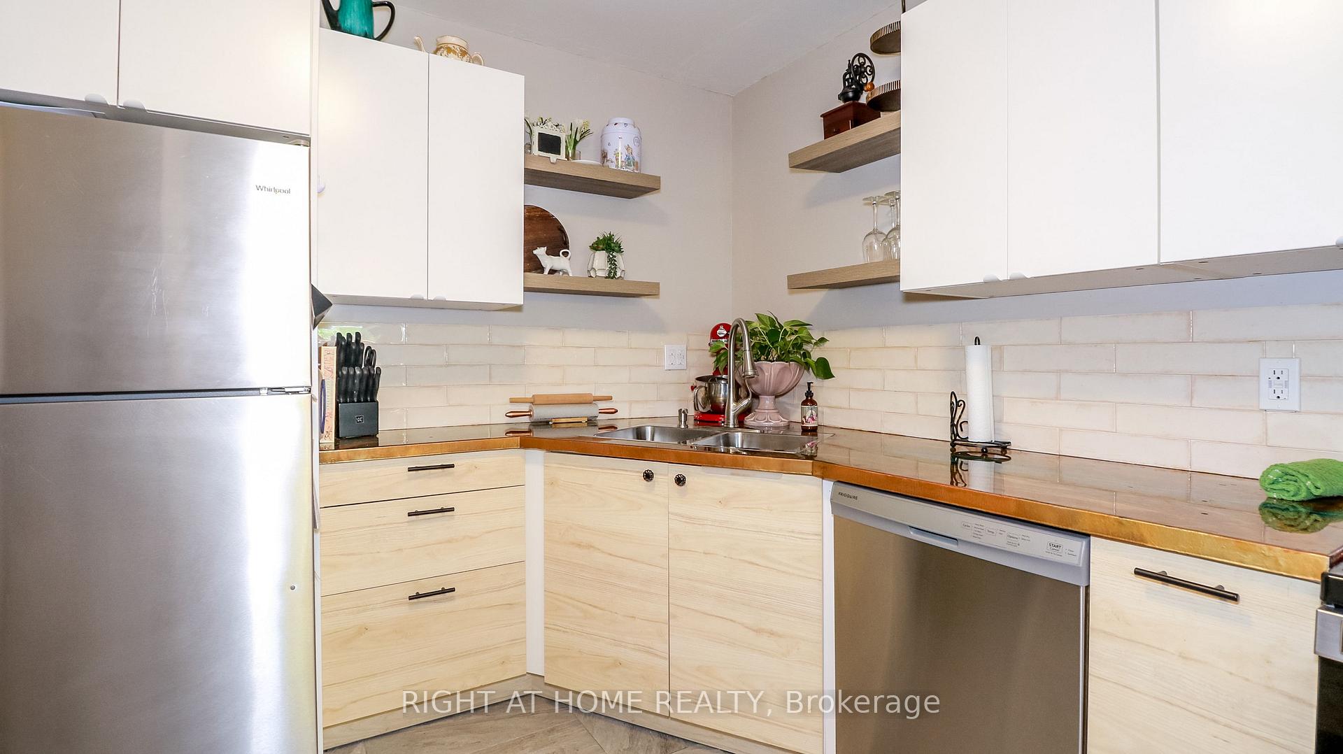 Photo 8 of 96 Chaucer Crescent, Barrie, Letitia Heights — HOMEH