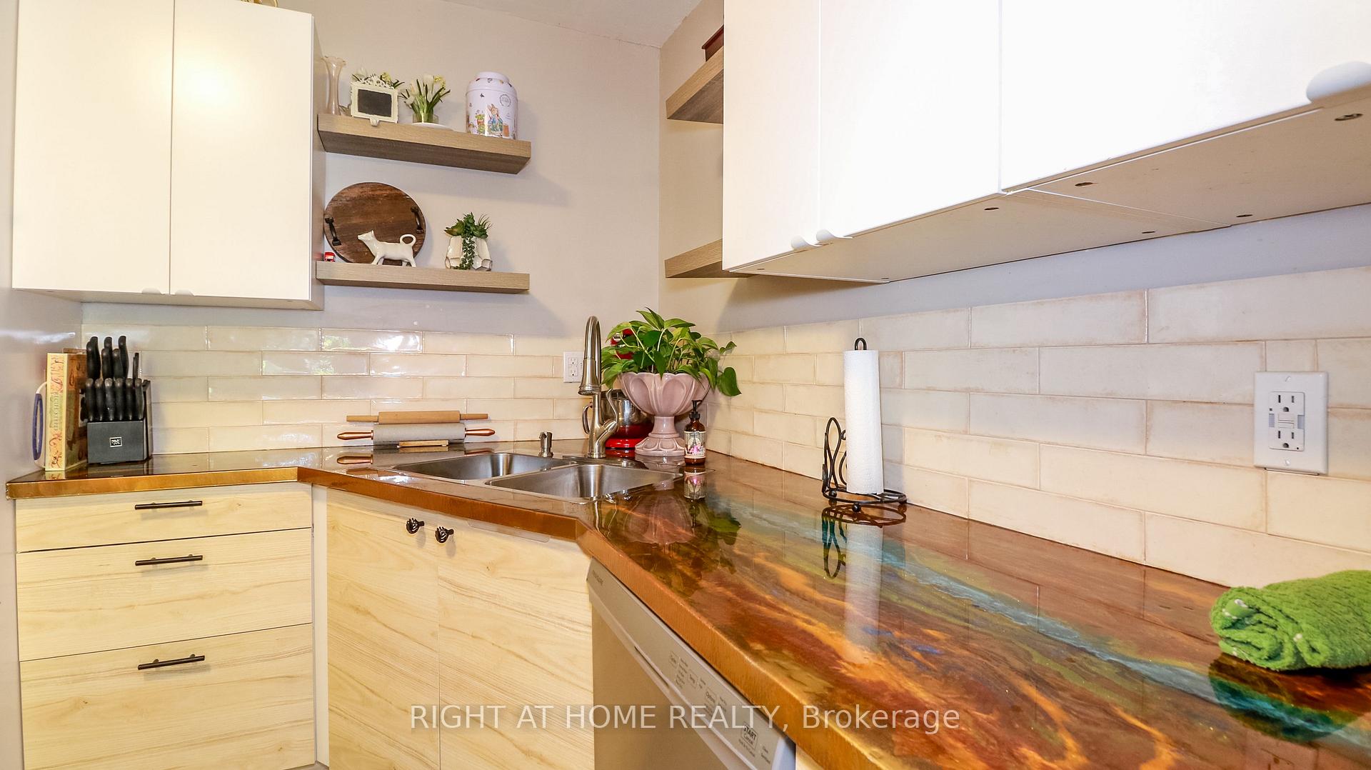 Photo 10 of 96 Chaucer Crescent, Barrie, Letitia Heights — HOMEH