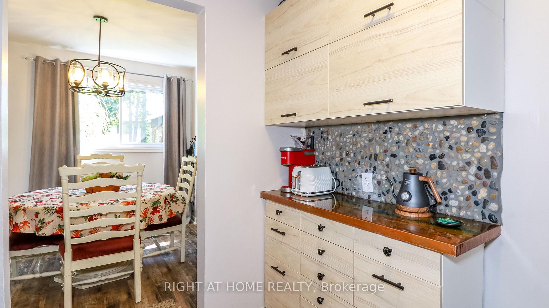 Photo 12 of 96 Chaucer Crescent, Barrie, Letitia Heights — HOMEH