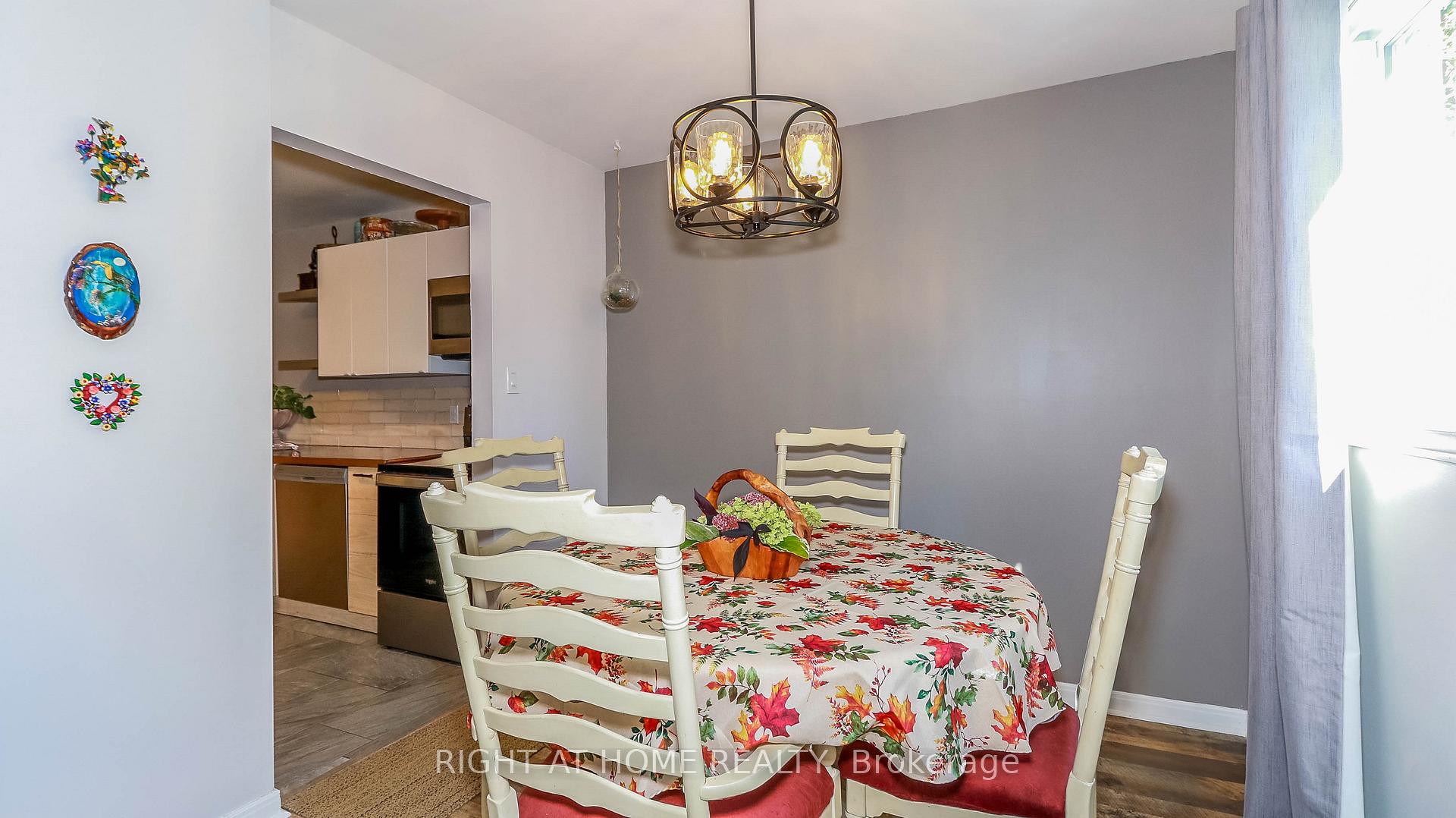 Photo 13 of 96 Chaucer Crescent, Barrie, Letitia Heights — HOMEH