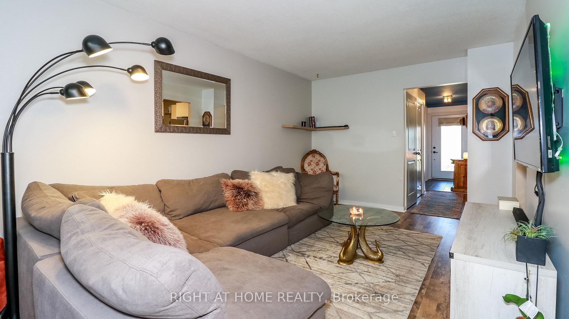 Photo 15 of 96 Chaucer Crescent, Barrie, Letitia Heights — HOMEH