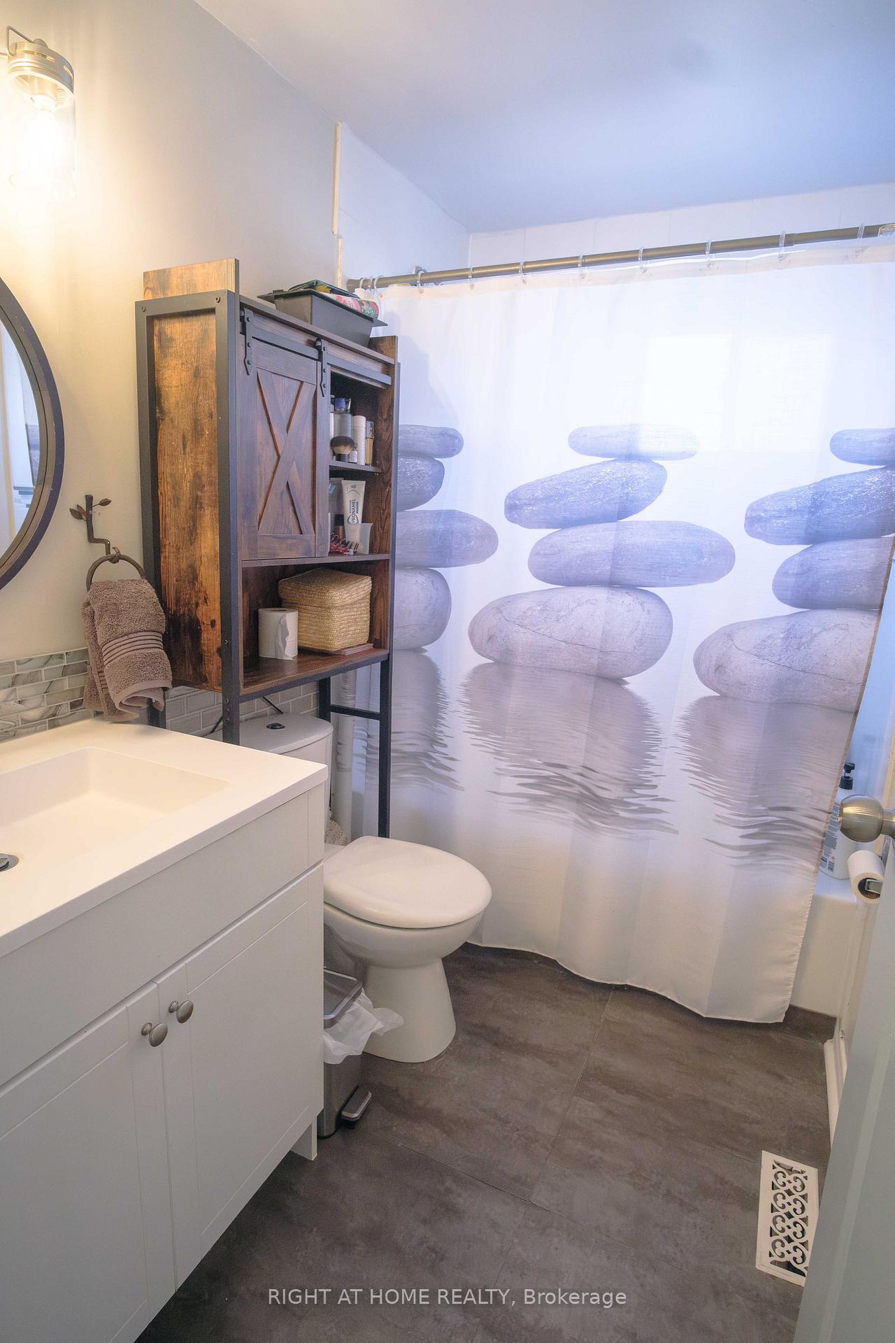 Photo 22 of 96 Chaucer Crescent, Barrie, Letitia Heights — HOMEH