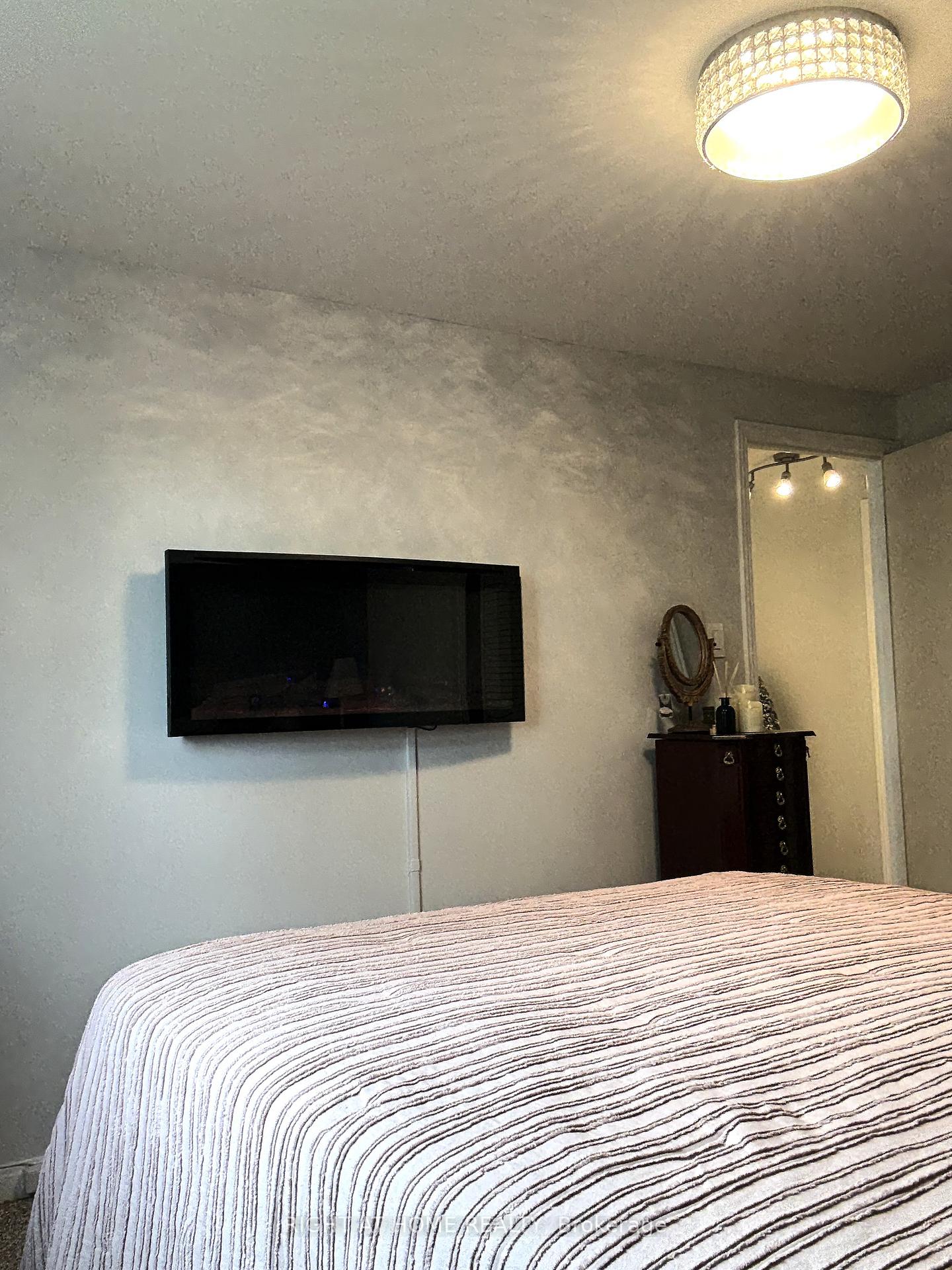 Photo 31 of 96 Chaucer Crescent, Barrie, Letitia Heights — HOMEH