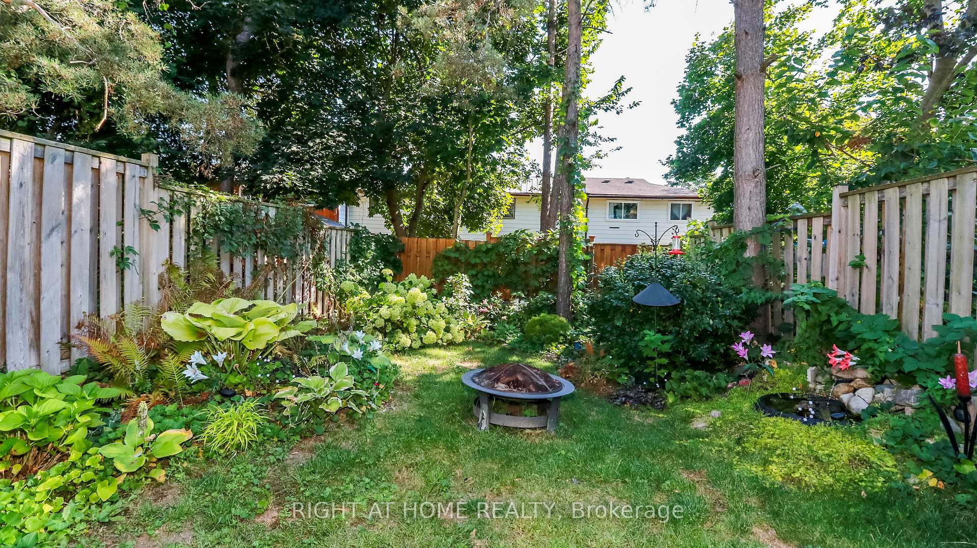Photo 32 of 96 Chaucer Crescent, Barrie, Letitia Heights — HOMEH