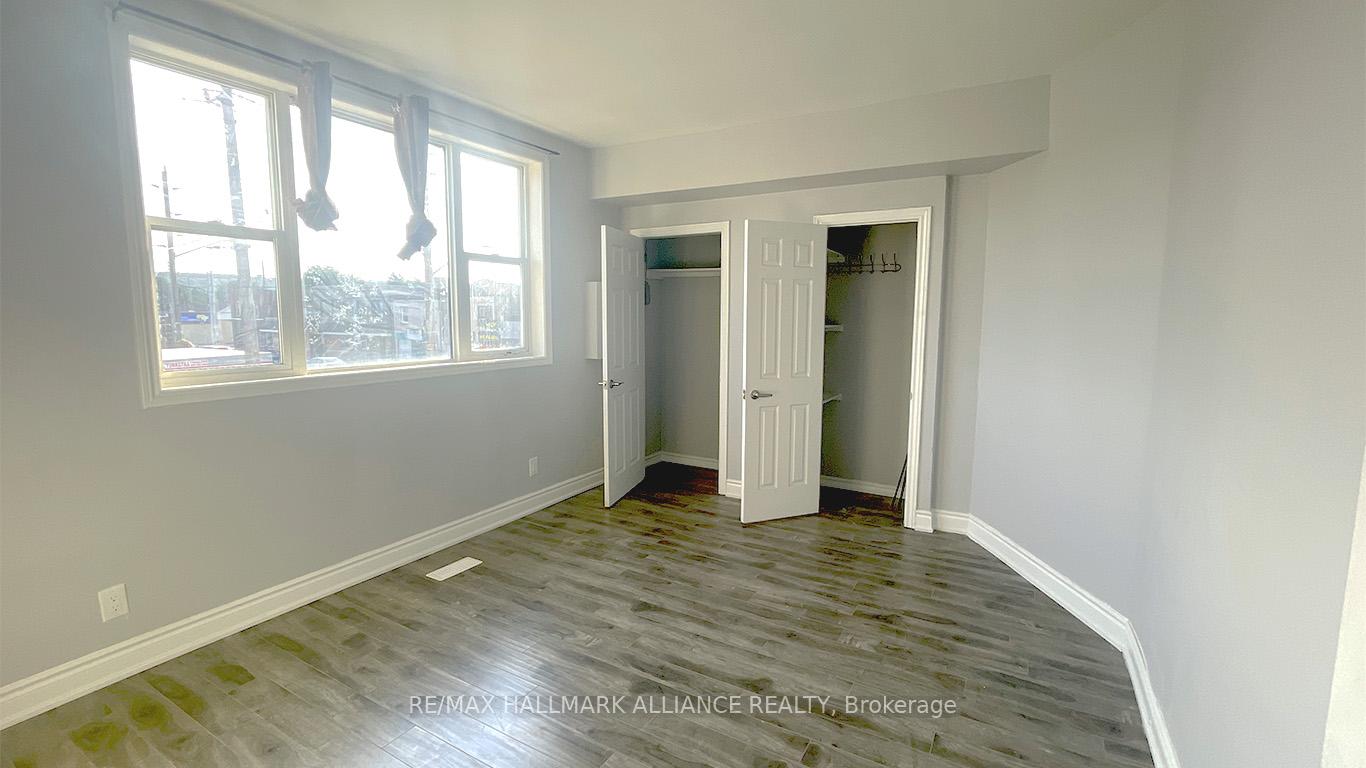 Front of Unit 202, 272 Kenilworth Avenue N
